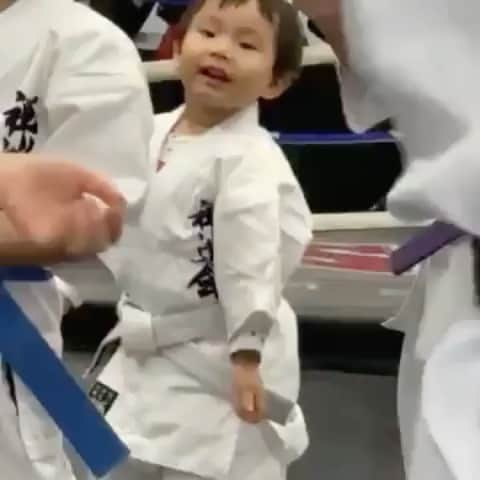 揚田亜紀のインスタグラム：「幼稚園受験と七五三終わりました！  皆様のお力添えのもと、お陰様で第一志望の幼稚園にご縁を頂くことができました。  震える手で園からの封筒を開け、合格、の文字を見た瞬間、号泣して床に倒れ込んでしまいました。  あまりの泣き崩れ様に娘は恐怖で廊下に隠れてしまったほどです。笑  難関幼稚園への挑戦、当初はそれはそれは過酷な道と思われましたが、いつしか娘もゲームをクリアする感じで楽しむようになり、私達も「なんだか、毎日、たーのしいっ♫」と、家族でお受験ハイになっておりました。涙笑  そして、何より感謝すべきこと。それは、たくさんの方にご指導頂きご協力頂いたこと。  本当に皆様のおかげでここまでこれました。ありがとうございます！  努力と友情は裏切らない！人生に夢と勇気をもらった大イベントでした！  心より感謝致します。  取り急ぎご報告まで。」