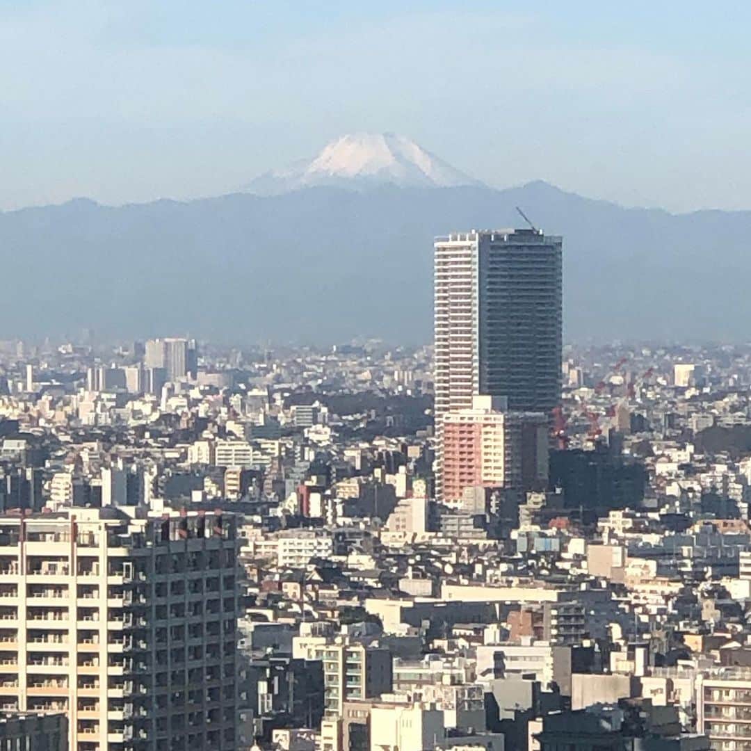 たむらけんじさんのインスタグラム写真 - (たむらけんじInstagram)「東京でのお仕事でお泊まりした朝。 富士山がしっかりと見えました。 朝からええもん見れた、頑張れる！  #大阪パフェ #たむけん #水曜日のダウンタウン」11月17日 10時19分 - tamuradojou