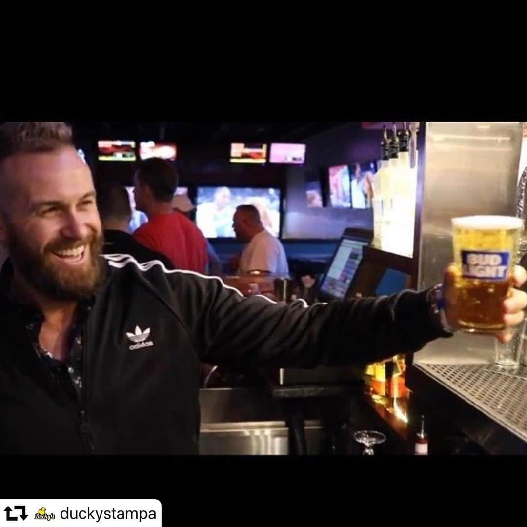 エバン・ロンゴリアさんのインスタグラム写真 - (エバン・ロンゴリアInstagram)「#repost @duckystampa ・・・ Boss man @evanlongoria is feeling generous and loves this time of year! 1 FREE bud light DRAFT with ticket stubs from today’s lightning game! Tomorrow during and after the Bucs game  BOGO Bud Light  Draft with your Bucs Ticket!」11月17日 10時19分 - evan.longoria3