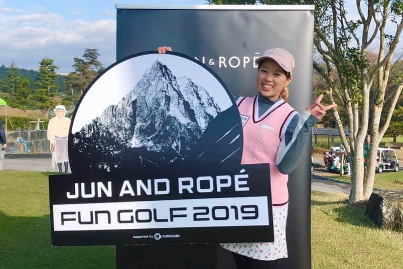 笹原優美さんのインスタグラム写真 - (笹原優美Instagram)「☆﻿ ﻿ 🍁JUN&ROPE' "FUN"GOLF 2019⛳️﻿ ジュンクラシックカントリークラブでは初開催でした！﻿ ジュンロペコーデとっても華やか🌺﻿ 楽しいゴルフにはお洒落が大切ですね😍﻿ ﻿ スタート前の練習では﻿ あかねさん @akaneiijima711 と私でレッスン🏌️‍♀️﻿ グリーンでは進藤さん @daisukeshindo がパターのレッスンをされてました✨﻿ 何かちょっとでもみなさんの上達に役立てたらいいな〜と思いながらやらせていただきました😊﻿ ﻿ @junandrope ﻿ @curucuru_golf ﻿ @junclassic_golf  #junandrope﻿ #ジュンアンドロペ﻿ #ジュンロペ﻿ #ジュンロペコンペ﻿ #ジュンクラシックカントリークラブ ﻿ #飯島茜　さん﻿ #進藤大典 さん﻿ #笹原優美」11月17日 10時26分 - yumi_sasahara_official