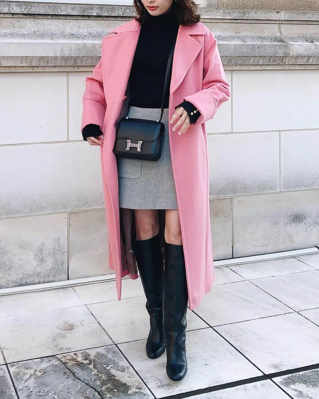 冨張愛さんのインスタグラム写真 - (冨張愛Instagram)「pink coat♡ 中はモノトーンでコートが主役☺︎ このピンク色と 大きな衿や長さ 形 可愛すぎて 展示会で一目惚れしたんです...😍 カシミア100なので すっごく暖かい💕 * M maglielecassetto のものなのですが 11月24日までメンバーズアプリのポイントupキャンペーンをやっているそうです✍️✨店頭でお買い上げの方対象で 通常ポイント+5％upになるらしいので カシミヤコートなど大きいお買い物をされる方はこの機会に是非❣️ * coat ... #mmaglielecassetto @superior_closet_official  knit ... #titivate @titivatejp  skirt ... #unitedarrows @unitedarrows_official  shoes ... #hermes @hermes  #instagood #coordinate #ootd #outfit #fashion #instafashion #meg_ootd #코디네이트 #패션 #카메라 #コーディネート #コーデ #ファッション #今日のコーデ #今日の服 #157cmコーデ #ピンクコート #コート #アウター」11月17日 10時26分 - megumitomihari