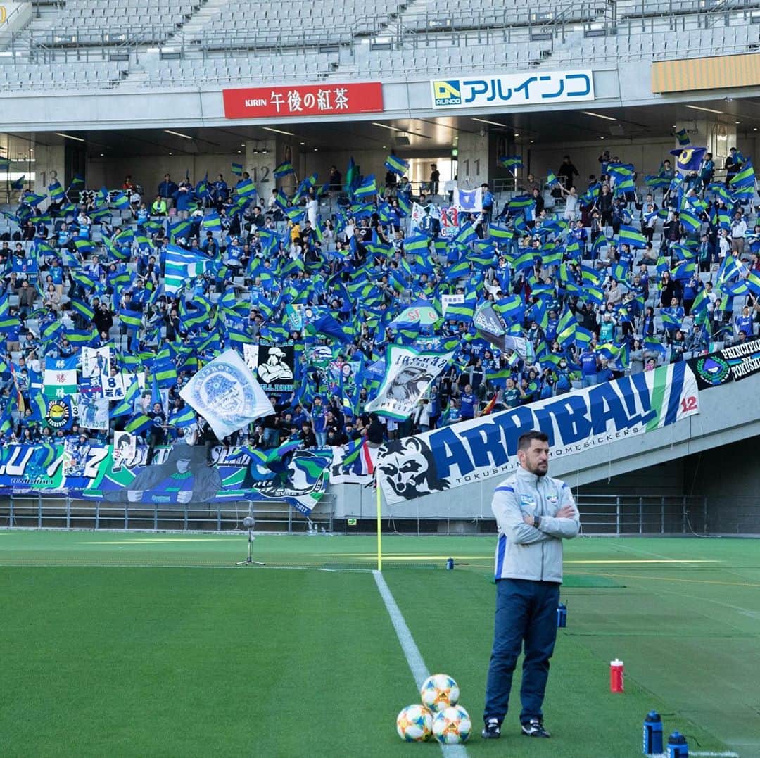 野村直輝のインスタグラム：「おはようございます。 どーもフィジカルコーチのカルロスです。 この1枚目の写真、雰囲気出してカッコつけてみました。 「またみんなで絶対勝つわ。 サポーターも最高わ。 ちがうちゅー。」 #徳島ヴォルティス  #一陽来復 #LV #この話し方きになる方は #フィジカルコーチと話してみてください #何となくナイス田向 #君との写真は使いたく無い #アンダーアーマー #teamua  #ホーム最終戦も熱く #応援よろしくお願いします」