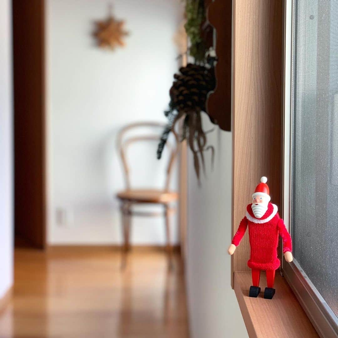 佐藤友子さんのインスタグラム写真 - (佐藤友子Instagram)「玄関をささやかにクリスマス仕様に。なんかこのサンタさん、たまらない。帰宅して玄関扉を開けるたび和みます。  #リビングには我が家ではお初の大きなツリーを飾りました」11月17日 10時41分 - tomokosato_hokuohkurashi
