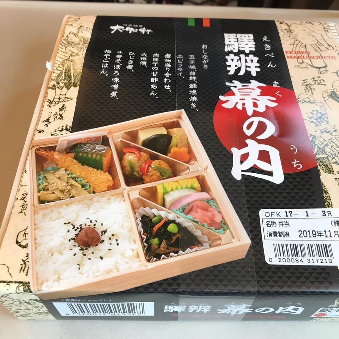 安蘭けいさんのインスタグラム写真 - (安蘭けいInstagram)「出た！#駅弁🍱 出た！#幕の内🍱 笑っ 今日は神戸へ向かっております🚄 #甲南女子大学 で行われる宝塚歌劇講座に#ゲスト講師 として呼ばれました。ちゃんと話せるかな〜😅 楽しい時間となりますように✨ #宝塚歌劇と漫画 について話します。 主に #ベルばら  #エルアルコン の話になるかな☺️👌 詳しくは後ほどブログで👍」11月17日 10時34分 - toko_aran