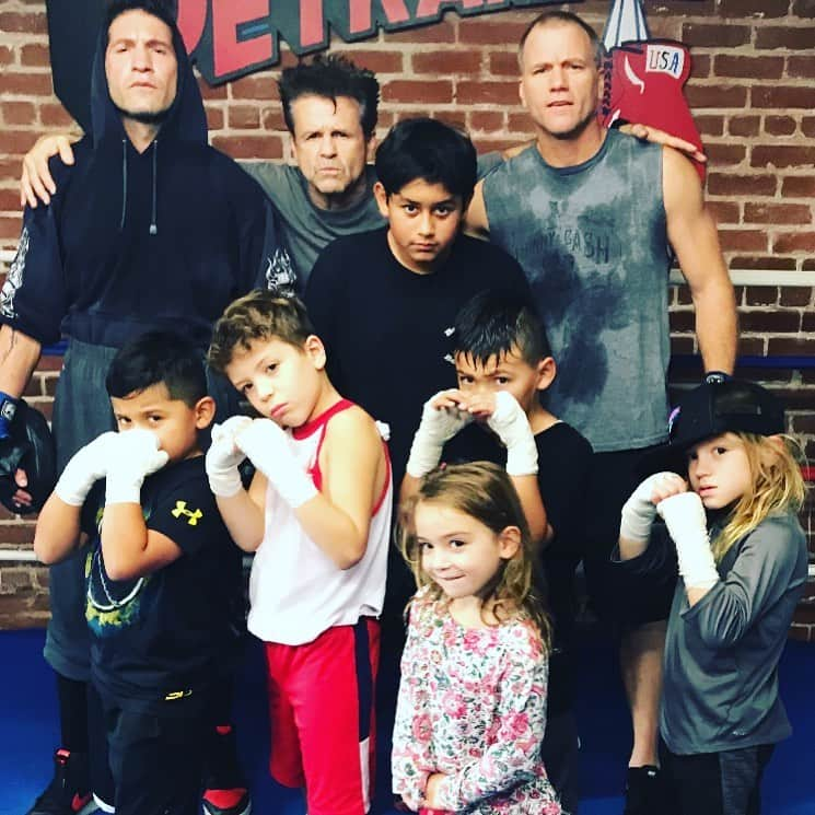 ジョン・バーンサルさんのインスタグラム写真 - (ジョン・バーンサルInstagram)「Getting. It. In. With @petramaleboxing @zman.inc @therealseancarrigan  Fighting with family. Big love y’all.」11月17日 10時34分 - jonnybernthal