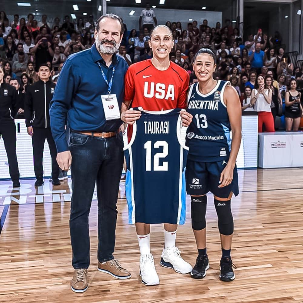 USA Basketballさんのインスタグラム写真 - (USA BasketballInstagram)「D returns to Argentina, where she lived at age 13, for the first time in nearly two decades 🙌🙌」11月17日 10時42分 - usabasketball