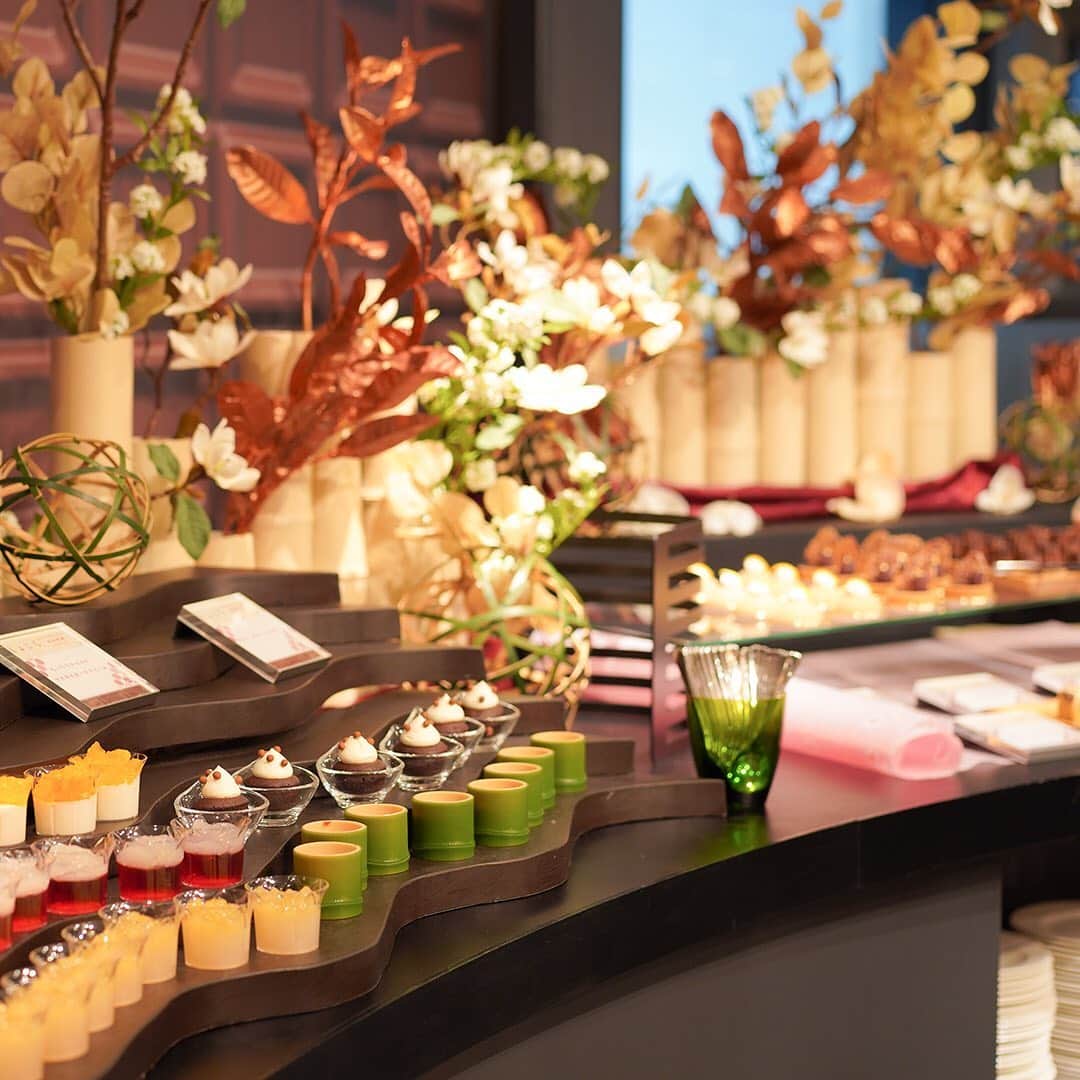 美的 Biteki's official Instagram! さんのインスタグラム写真 - (美的 Biteki's official Instagram! Instagram)「大阪・リーガロイヤルホテルの「アネックス リモネ」（アネックス7階）にて、“和食材を使ったチョコレートスイーツ専門店”をコンセプトにした「しょこらスイーツビュッフェ ～加加阿庵 cacao・an～」が、～12月29日（日）までの期間限定でスタート！ ★★★ 「しょこらスイーツビュッフェ ～加加阿庵 cacao・an～」には、日本酒や醤油、ほうじ茶、抹茶、きな粉、柚子、赤しそなどの和食材を合わせたチョコレートスイーツがずらり♪ 抹茶のコクとチョコレートの豊かな味わいを楽しめる「抹茶のオペラ」、ほのかに麹が香り立つ「カヌレ～日本酒とショコラ～」、濃口醤油の風味が口の中に広がる「ショコラとキャラメル“醤油”のタルト」など、幅広いチョコレートスイーツを堪能できます。 また、シェフパティシエ特製“チョコあん”とお好みのフルーツや求肥を挟んで作る「チョコあん最中」や、“利きチョコ気分”でお試しできる「チョコレート6種食べ比べ」なども登場。もちろん、「クスクス・レンズ豆・カカオニブのサラダ」や「合鴨ロースト 白バルサミコ酢とミルクチョコ」などの、軽食も充実しています。 ぜひ冬のおでかけに、足を運んでみては？ 【概要】 しょこらスイーツビュッフェ ～加加阿庵 cacao・an～ ◆開催店舗：アネックス リモネ（リーガロイヤルホテル（大阪）アネックス7階） ◆開催期間：12月29日（日）までの、月・火・金・土・日・祝日（12月20日（金）～24日（火）を除く） ◆営業時間：曜日により異なるため、公式HP等でご確認ください ◆料金：大人￥5,500、小学生￥2,750、幼児（4～6歳）￥1,000※サービス料、税を含む ◆予約：06-6441-1586（直通／11:00～17:00） #スイーツ#大阪#sweets#スイーツ部#チョコレート#スイーツビュッフェ#リーガロイヤルホテル#チョコレート大好き#スイーツ巡り#スイーツ女子#bitekicom」11月17日 10時45分 - bitekicom