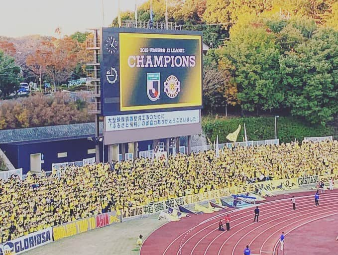 菊池大介さんのインスタグラム写真 - (菊池大介Instagram)「優勝🏆🏆 今シーズンも残り1試合。 ホーム最終戦も応援よろしくお願いします！！ #柏レイソル #J2 #優勝 #champion」11月17日 10時48分 - kikudai0412