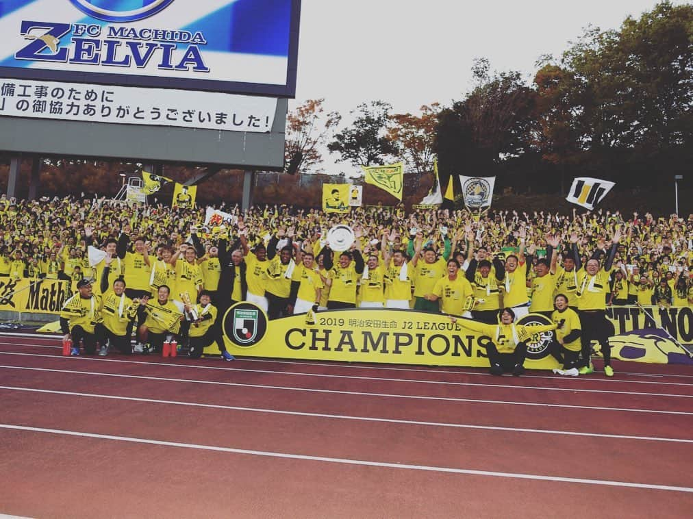 菊池大介さんのインスタグラム写真 - (菊池大介Instagram)「優勝🏆🏆 今シーズンも残り1試合。 ホーム最終戦も応援よろしくお願いします！！ #柏レイソル #J2 #優勝 #champion」11月17日 10時48分 - kikudai0412