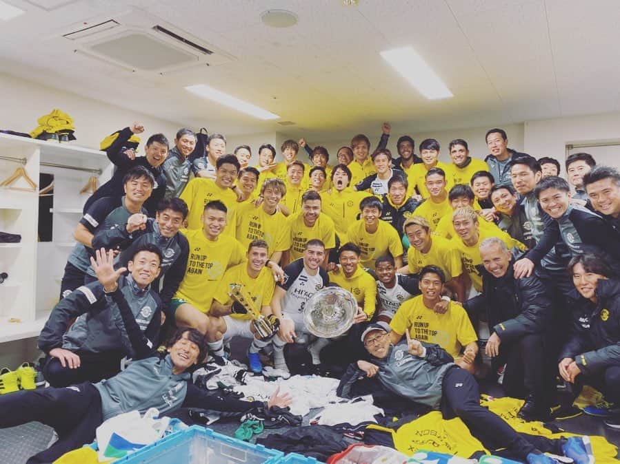 菊池大介のインスタグラム：「優勝🏆🏆 今シーズンも残り1試合。 ホーム最終戦も応援よろしくお願いします！！ #柏レイソル #J2 #優勝 #champion」