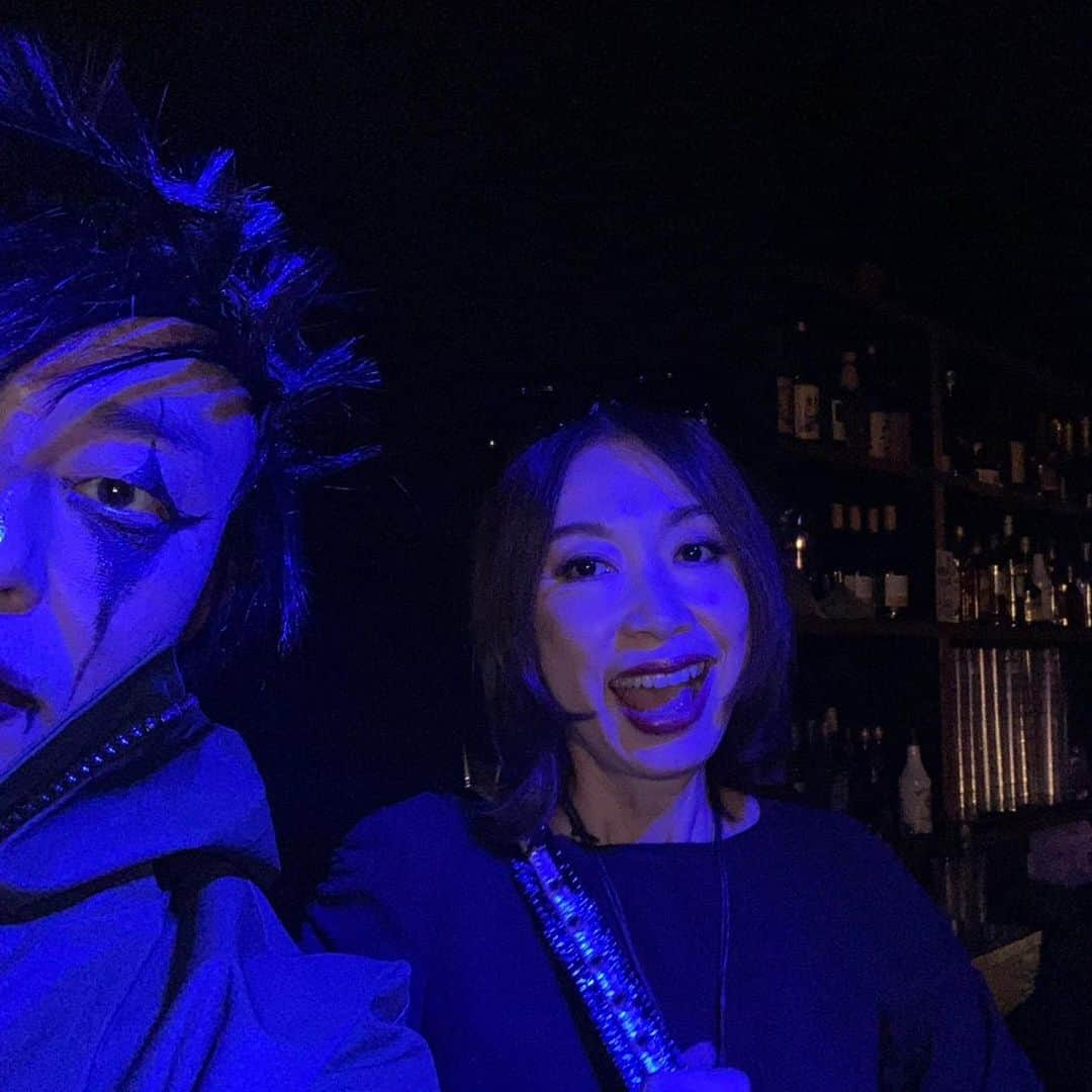 野宮真貴さんのインスタグラム写真 - (野宮真貴Instagram)「昨日は、カジヒデキくんの「秘密の夜会」へ。﻿ ﻿ 渋谷系ではなくゴシック系のカジくんと、何系だかわからないノボルくんと、Neurotic Dollのみなさんと。﻿ ライブは、カジくんの新たな一面が見られて最高でした！﻿ ﻿ #秘密の夜会 #カジヒデキ #neuroticdoll #ノボル #野宮真貴 #missmakinomiya﻿」11月17日 10時58分 - missmakinomiya