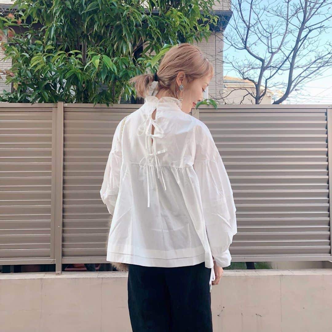 のインスタグラム：「〻white blouse〻 ・ ・ ・ @meloaccessorymaki のブラウス𓂃 ・ リボンがたくさん付いてて可愛い♡♡ ・ 前後2wayだからリボンを前にして着ても◎ ・ ・ ここは、愛用してるアクセサリーブランド @melo_accessory の新しくできたお洋服のショップ。ぜひチェックしてみてね✨ ・ ・ ・ tops▶ @meloaccessorymaki bottoms▶ @reca_official ・ ・ ・ #ファッション#コーデ#fashion#ママ#ママコーデ#ponte_fashion #プチプラコーデ#大人カジュアル#ヘアアレンジ#大人可愛い#ジユジョ#옷스타그램#오오티디#シンプルコーデ#秋コーデ#ベージュコーデ#mamagirl#ママリ#ママリファッション#locari#lucrajp#産後コーデ#産後3ヶ月#赤ちゃんのいる生活#白ブラウス」