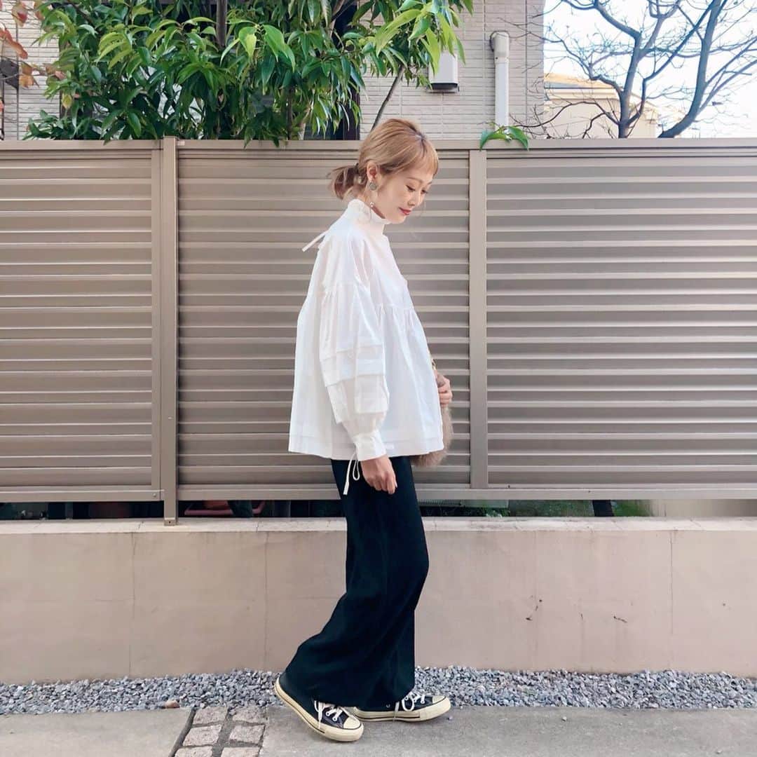 Kikuno Sayumiさんのインスタグラム写真 - (Kikuno SayumiInstagram)「〻white blouse〻 ・ ・ ・ @meloaccessorymaki のブラウス𓂃 ・ リボンがたくさん付いてて可愛い♡♡ ・ 前後2wayだからリボンを前にして着ても◎ ・ ・ ここは、愛用してるアクセサリーブランド @melo_accessory の新しくできたお洋服のショップ。ぜひチェックしてみてね✨ ・ ・ ・ tops▶ @meloaccessorymaki bottoms▶ @reca_official ・ ・ ・ #ファッション#コーデ#fashion#ママ#ママコーデ#ponte_fashion #プチプラコーデ#大人カジュアル#ヘアアレンジ#大人可愛い#ジユジョ#옷스타그램#오오티디#シンプルコーデ#秋コーデ#ベージュコーデ#mamagirl#ママリ#ママリファッション#locari#lucrajp#産後コーデ#産後3ヶ月#赤ちゃんのいる生活#白ブラウス」11月17日 10時51分 - sayumikikuno