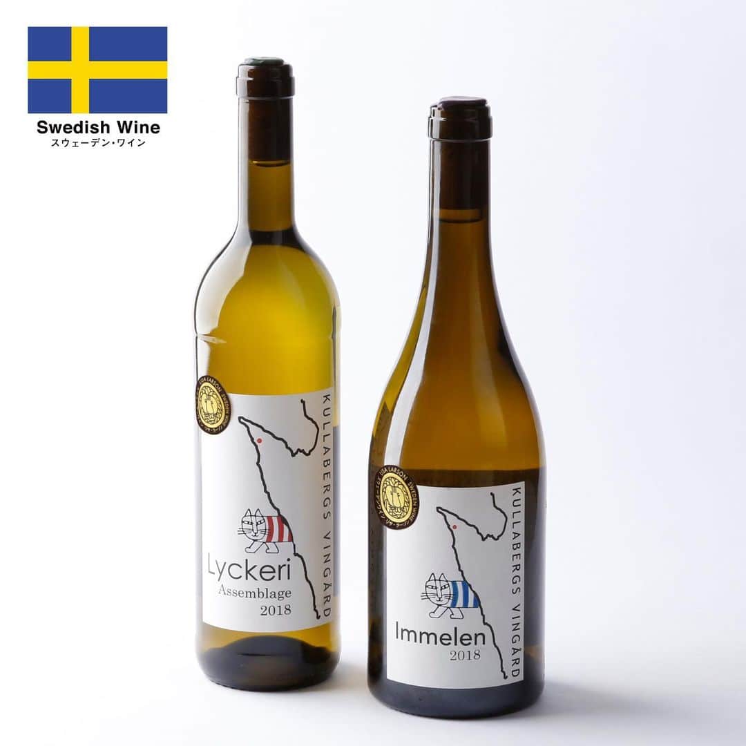 リサラーソンさんのインスタグラム写真 - (リサラーソンInstagram)「“日本初上陸！スウェーデンワインのはじまりはじまり。”﻿ ﻿ ワインの生産が難しいとされてきたスウェーデンで、美味しいワインが作れるようになってきていることはご存知ですか！？ブドウの品種改良や気候変動の影響、醸造技術の発展により、今やスウェーデンは、新たなワインの名産地として世界の注目を集めています！﻿ ﻿ 2014年に創業した「KULLABERGS VINGARD」（クラベリス・ヴィンゴード）は最新のサステイナブル農法を駆使した次世代ワイナリー。トンカチは彼らと独占契約を結び、代表作である「Immelen」（イメルン）と「Lyckeri」（リッケリ）を日本で初めてのスウェーデンワインとしてご紹介します。﻿ ﻿ 記念すべきスウェーデンワインの歴史的な初上陸第1弾としてリサ・ラーソンとのコラボワインを日本限定発売します。まだ誰もあじわったことがないスウェーデンワインの世界をお楽しみください！﻿ ﻿ #リサラーソン #lisalarson #lisalarsonwine #スウェーデン #スウェーデンワイン #ワイン #comingsoon #ギフト #北欧 #北欧ワイン」11月17日 10時53分 - lisalarsonjp