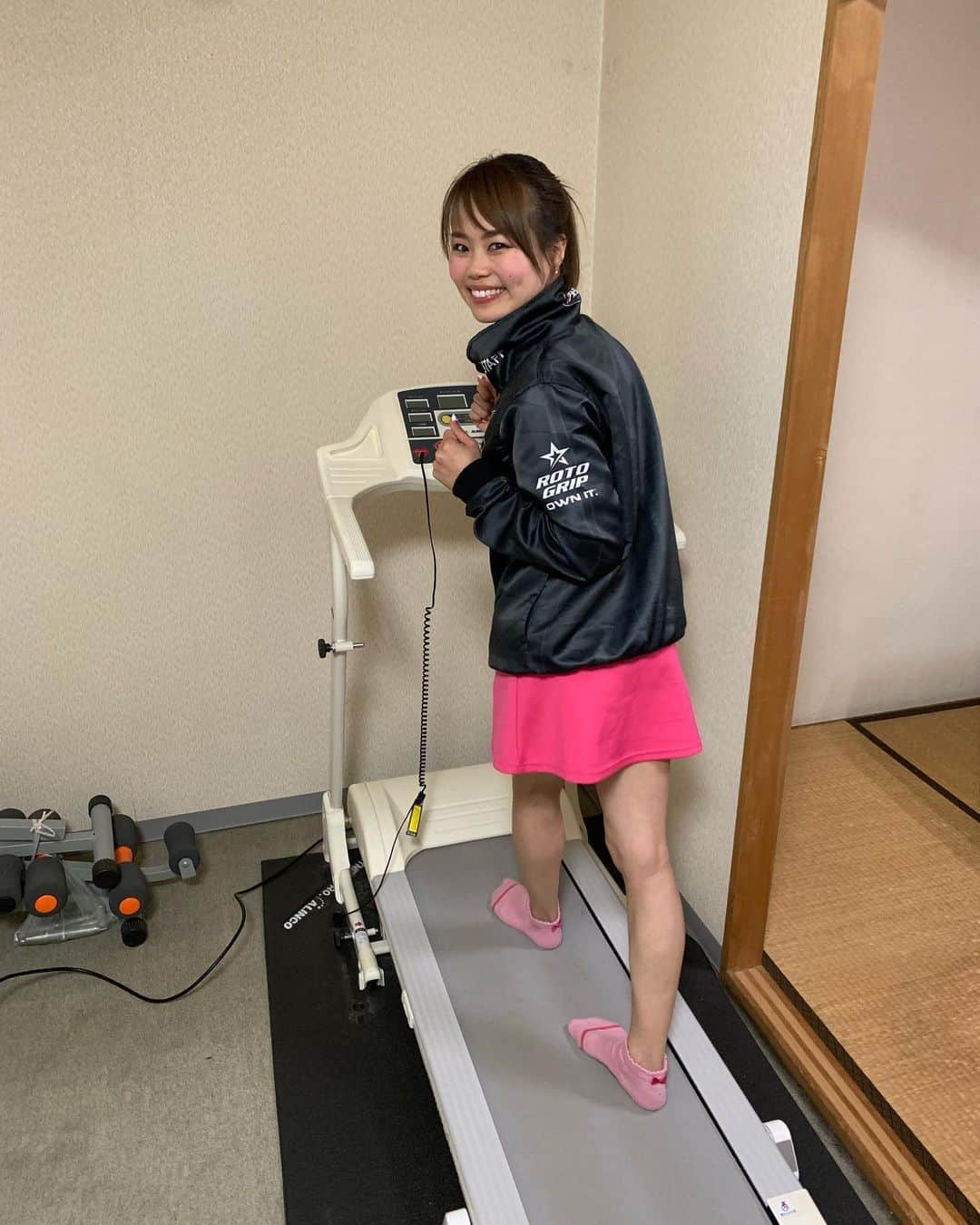 安藤瞳さんのインスタグラム写真 - (安藤瞳Instagram)「ボウルアローさんの控え室にランニングマシンが🤩 休憩時間もすかさずトレーニング😂  今日は八尾店様にお伺いしまーす✨ よろしくお願いします😊」11月17日 10時56分 - hitomiandoh