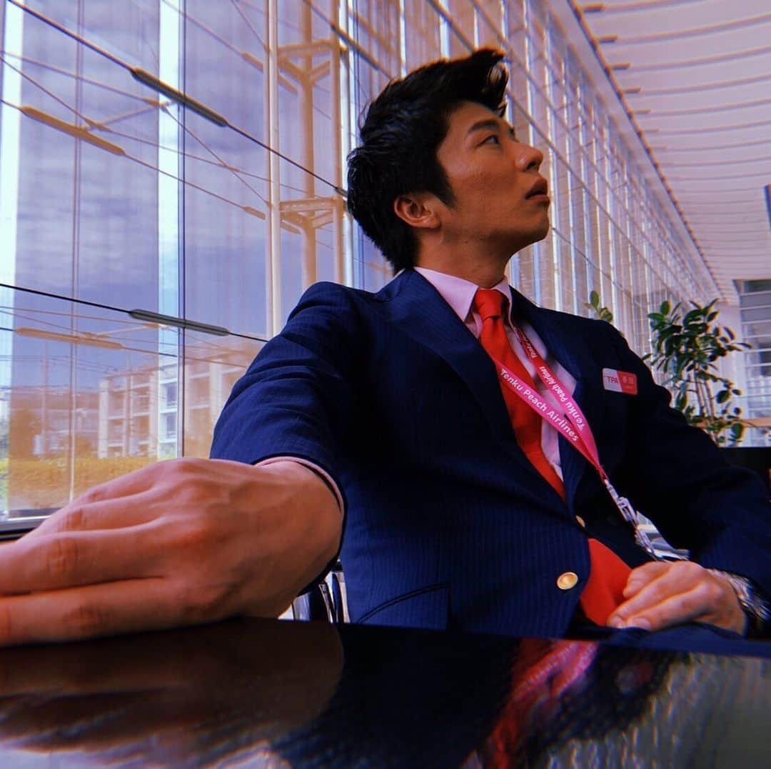 おっさんずラブ 武蔵の部屋のインスタグラム：「俺はフラれたのか、 その理由はヒナなのか、 そうであるなら娘のために身を引くのが父親の責務だと思いつつ、真実はまだ闇の中である。 確かめたい、いったいどうすれば...⚡️ #ところで春田くんの石垣版機内アナウンスは #いたずらに尊かった #仕事忘れかけたマジで👼」