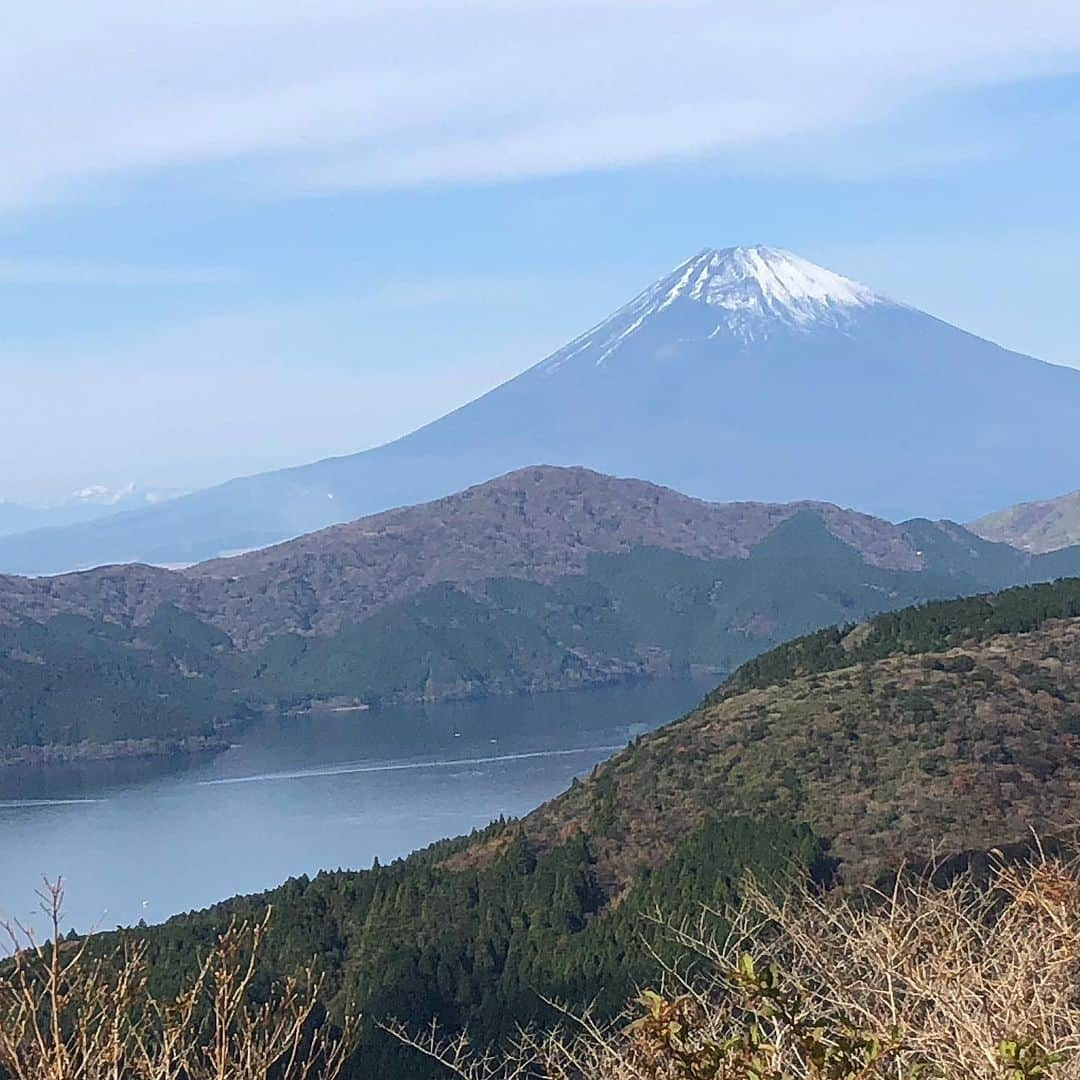 KIYOさんのインスタグラム写真 - (KIYOInstagram)「久しぶりに箱根大観山まで走りにきた。バイクがいっぱい&富士山ちょーキレイ‼︎ #hakone #mountfuji #japan #箱根 #大観山 #芦ノ湖 #富士山 #triumphmotorcycle #streettriple #675 #speedtriple #streetfighter #caferacer #caferacerofinstagram #instagood #トライアンフ #ストリートトリプル #ストトリ #ヘッドライトガード」11月17日 11時08分 - kiriko009