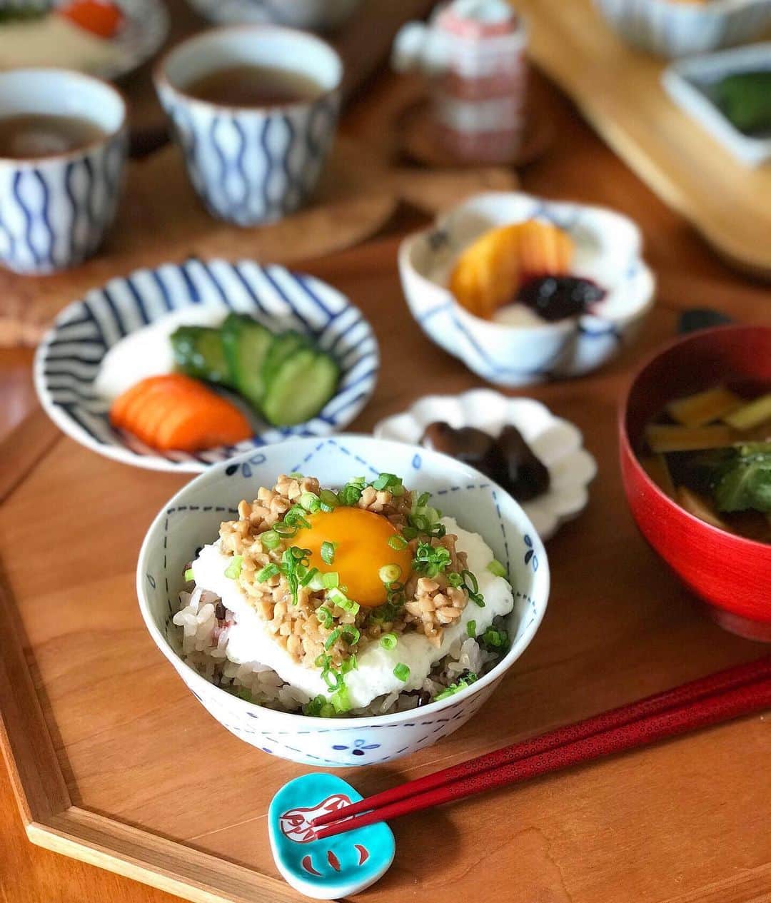 kokochiyoiさんのインスタグラム写真 - (kokochiyoiInstagram)「2019/11/17 日曜日の#朝ごはん。 とろろひきわり納豆の たまごかけ雑穀ごはん(大好き😍)、 お豆腐と小松菜のお味噌汁、 さぬき物産館で買った醤油豆、 ぬか漬け3種、柿ヨーグルト、 しみじみおいしい#三年番茶。 ✳︎ ✳︎ ✳︎ 引き続きひきわり納豆に ハマっている我が家😆 ひきわり納豆には、 記憶力・集中力UP、白髪予防(!)にもいいという チロシンが多いと聞いて ひきわり熱に拍車がかかっております😋 ✳︎ ✳︎ ✳︎ 三年番茶は#播磨園 のもの。 肌寒くなってくると、 三年番茶の出番。 とってもおいしいお茶です☺️ ※#楽天roomに載せてます」11月17日 11時10分 - kokochiyoi