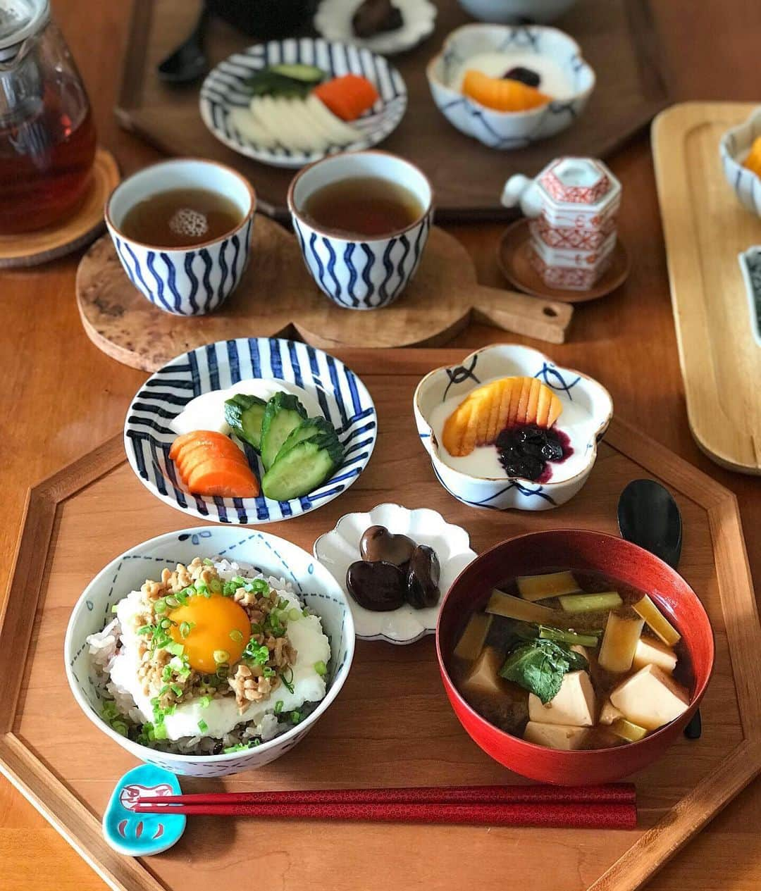 kokochiyoiさんのインスタグラム写真 - (kokochiyoiInstagram)「2019/11/17 日曜日の#朝ごはん。 とろろひきわり納豆の たまごかけ雑穀ごはん(大好き😍)、 お豆腐と小松菜のお味噌汁、 さぬき物産館で買った醤油豆、 ぬか漬け3種、柿ヨーグルト、 しみじみおいしい#三年番茶。 ✳︎ ✳︎ ✳︎ 引き続きひきわり納豆に ハマっている我が家😆 ひきわり納豆には、 記憶力・集中力UP、白髪予防(!)にもいいという チロシンが多いと聞いて ひきわり熱に拍車がかかっております😋 ✳︎ ✳︎ ✳︎ 三年番茶は#播磨園 のもの。 肌寒くなってくると、 三年番茶の出番。 とってもおいしいお茶です☺️ ※#楽天roomに載せてます」11月17日 11時10分 - kokochiyoi