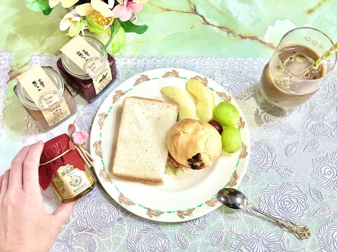 花田浩菜のインスタグラム：「休日モーニング🍞 . 今日の朝は、昨日の#多摩の超文化祭 でお土産に買った#檜原村 の#生はちみつ 🍯と #東久留米市 の#東京ジャム と一緒に焼き立てパン＋フルーツで簡単に😊🍽💕 . . この生はちみつ、熱処理をしていない天然の酵素や栄養成分が詰まった生の蜂蜜だそうで、5種類ある中から味見させていただいて、 濃厚で美味しすぎた栗の花🌰などを使った生はちみつをお持ち帰りしたのですが、ほんっとーに！美味しい😍 生はちみつって免疫システムを強化してくれたり、整腸作用もあったり喉の痛みも緩和してくれたりするそうなので薬を飲めない×免疫弱りまくり×ホルモン作用で#便秘 がちな妊婦さんにもぴったり🤰。 . . 東京の素材で作られた洋梨と山桃のジャムもほんと美味しくて、シンプルで簡単ながら心から贅沢なモーニングになりました😊❤️ こだわりのパンのお供があるだけで、朝がぐんと楽しみになる…❤️ 美味しいって幸せだ😊 東京ジャムはこんなにジャムの種類があるんです！色々他にも試してみたい😍（スワイプ🔜） . .  @tamahatsu_official #たま発  #tamahatsu  #PR  #豊洲市場 #多摩の魅力発信プロジェクト #ママライフ #マタニティライフ #妊娠9ヶ月 #12月出産予定 #東京再発見  #妊婦 #ぷんにー #プレママ #マイナートラブル #男の子ママ #女の子ママ予定 #おうちごはん #おうちモーニング #gm #l4l #happy #happydays」