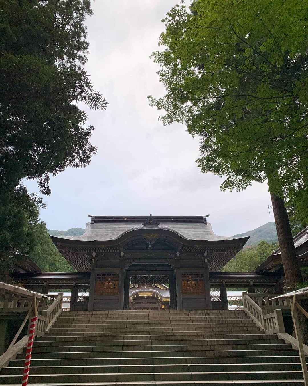 平野綾さんのインスタグラム写真 - (平野綾Instagram)「『仮面山荘殺人事件』新潟公演の時のお話。﻿ ﻿ 入り日に舞台稽古がなかったので、東京で仕事を終えてから、いざ上越新幹線で新潟へ‼︎﻿ レンタカーを借りて弥彦村にある越後一宮　弥彦神社に行ってきました⛩﻿ ﻿ ﻿ 新潟に行くのは多分初めてだったので、観光スポットなど色々調べていたら、﻿ あっ！ここ行ってみたい‼︎……と、直感的に閃いて。。。﻿ ﻿ ﻿ 着いたのは夕方近く。﻿ 灯籠に灯りが燈りだし、より厳かな雰囲気に。﻿ 弥彦山がこの土地を護るようにそびえ立っていて迫力があり、﻿ 空気が澄んでいて、本殿でお祈りした直後から雨が降り始めました……恵みの雨だ✨﻿ こちらの参拝の作法である二礼四拍手一礼もやってみました。﻿ ﻿ ﻿ 有名な重軽の石や、周りにある祓戸神社にも導かれるようにして足を運ぶことができ、﻿ その後に弥彦温泉やお洒落なカフェにも💕﻿ 新潟一のパワースポットを堪能できました！﻿ ﻿ ﻿ 時間があったら弥彦山の頂上にある御神廟にも行きたかった‼︎﻿ 機会がある方は是非✨﻿ ﻿ ﻿ ﻿ ﻿ ﻿ #新潟 #上越新幹線﻿ #弥彦神社 #弥彦村 #越後一宮弥彦神社 ⛩﻿ #重軽の石 #祓戸神社 #弥彦温泉 #パワースポット  #ayahirano #平野綾」11月17日 11時14分 - a_ya.hirano