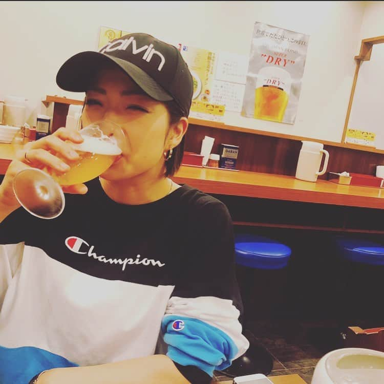 花瑛ちほさんのインスタグラム写真 - (花瑛ちほInstagram)「30歳になりました〜🙌 皆さん沢山お祝いの言葉、プレゼントありがとうございます❤️❤️❤️ 新しい歳も元気にお仕事して美味しいお酒がのめるように頑張ります🍺 また一つおじさんになりましたけど 変わらず愛してください(　´灬`　)」11月17日 11時18分 - eichan1117