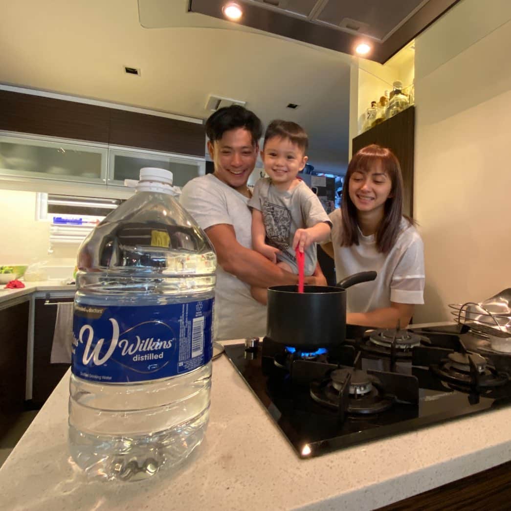 Iya Villaniaさんのインスタグラム写真 - (Iya VillaniaInstagram)「Our kids always motivate @drewarellano and I to give our all ❤️ So when I cook for them, I double check all our ingredients. That includes even the water they drink! With Wilkins Distilled, we are sure that Primo is always safe. How else do you keep your kids safe? Let me know in the comments 💙#TrustWilkinsDistilled」11月17日 11時20分 - iyavillania