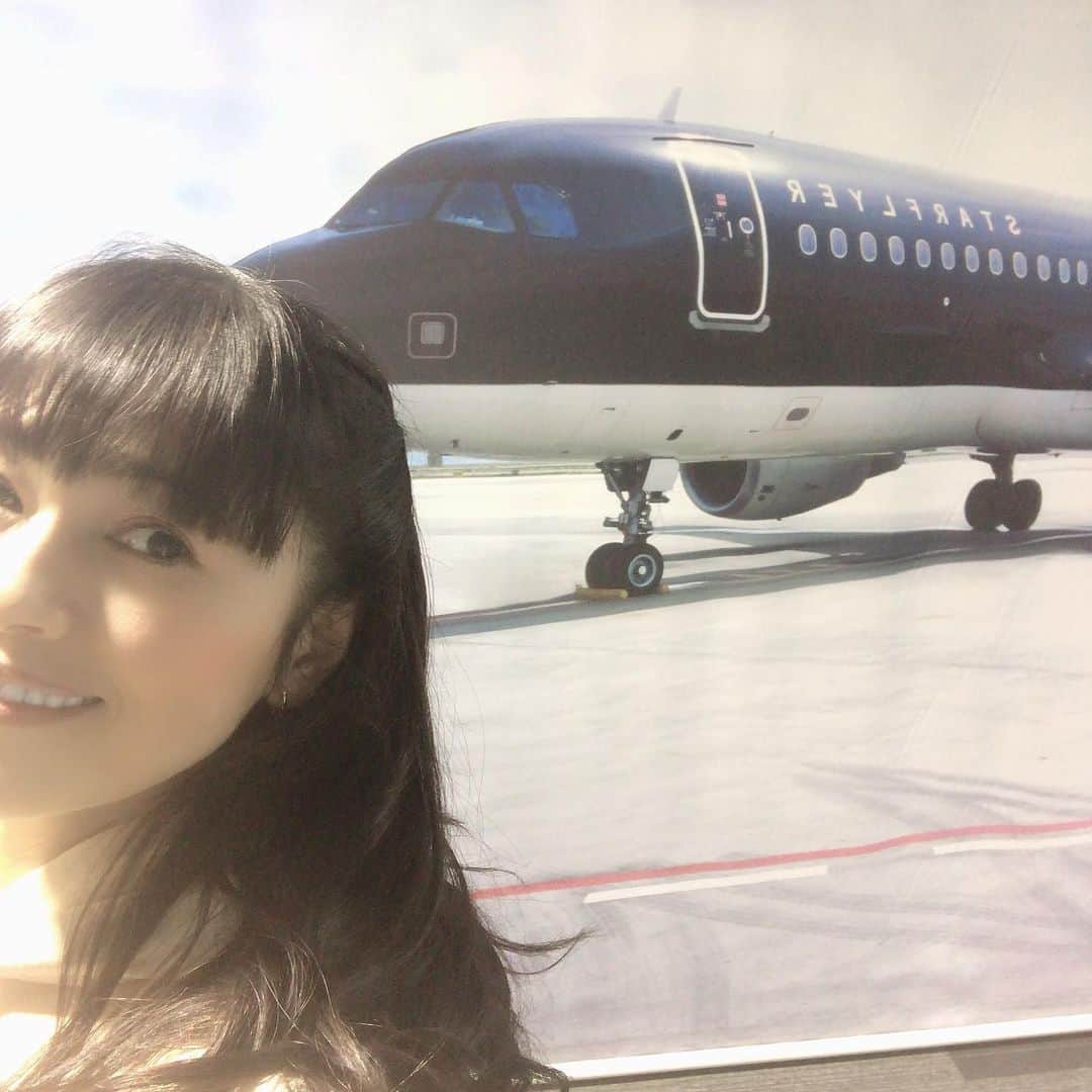 うちやえゆかさんのインスタグラム写真 - (うちやえゆかInstagram)「11月2日は関西国際空港にて「そらやん&ボノロンとあそぼう！」でした！ #関空展望ホール #スカイビュー メインホール4Fで行われたイベントです。お天気にも恵まれ、青空へ飛び立つ飛行機を眺めながらのショーとなりました。﻿ ﻿ 今回のボノロンの大型絵本は最新刊の『グリフとアカマツの森の巻』子守唄が出てくるお話なんですよ。﻿ 青空の下で、みんなゆっくりと耳を傾けてくれていました。﻿ みんなを笑顔にしちゃう関空国際空港のキャラクター癒し系な、そらやんとボノロン、仲良しになりました﻿♫﻿ 会場には飛行機が大好きなおともだちがいっぱい✈️﻿ 空へと飛び立つ姿を見る度、わくわくしてるみんながとっても可愛かったです☆﻿ ﻿ 空港の展望台でのショーは、とても素敵で心に残る一日となりました😊﻿ ﻿ #ボノロン #そらやん #関西国際空港 #展望﻿ #飛行機 #青空 #子供たち #仲良し #絵本 #読み聞かせ﻿ #歌 #手あそび歌」11月17日 11時21分 - yukauchiyae