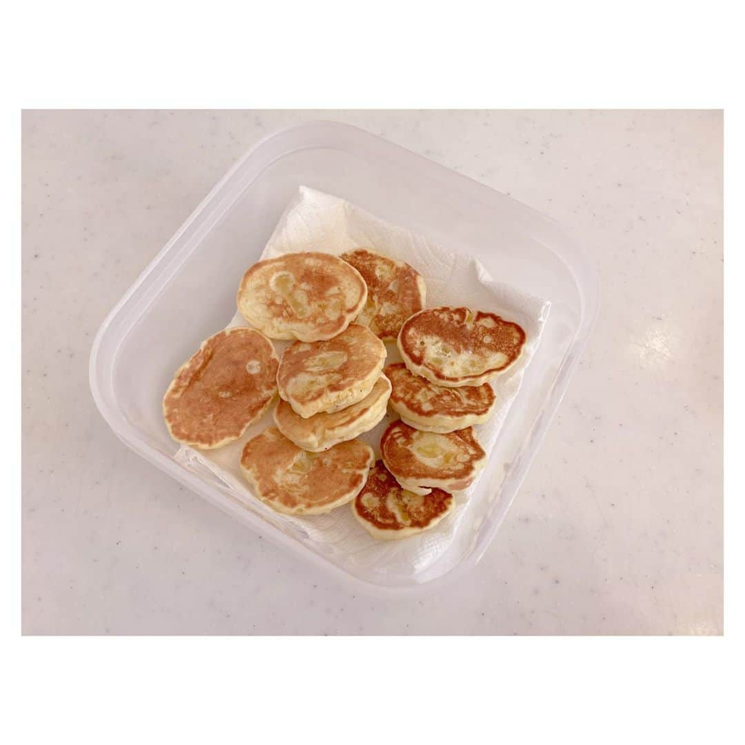 辻希美さんのインスタグラム写真 - (辻希美Instagram)「幸空が好きなパンケーキ🥞シリーズご飯🤤💕 いつもバナナ🍌だけど、今日はサツマイモで❤️👍 #幸空 #11ヶ月 #離乳食 #パンケーキ #バナナパンケーキ🍌 #サツマイモパンケーキ🍠 #大好物 #めっちゃ食べる #最近は手づかみ食べブーム #🤤💕」11月17日 11時23分 - tsujinozomi_official