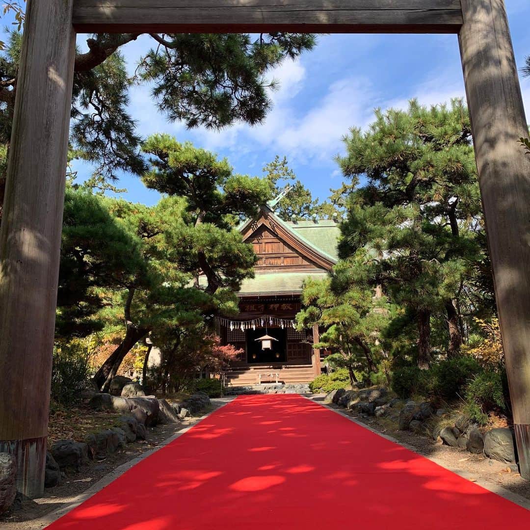 新潟グランドホテル Niigata Grand Hotelのインスタグラム：「これから新潟大神宮での挙式です。秋晴れの暖かな日差しが、おふたりを祝福しているようです。 #新潟大神宮 #結婚式 #和婚 #神社婚」