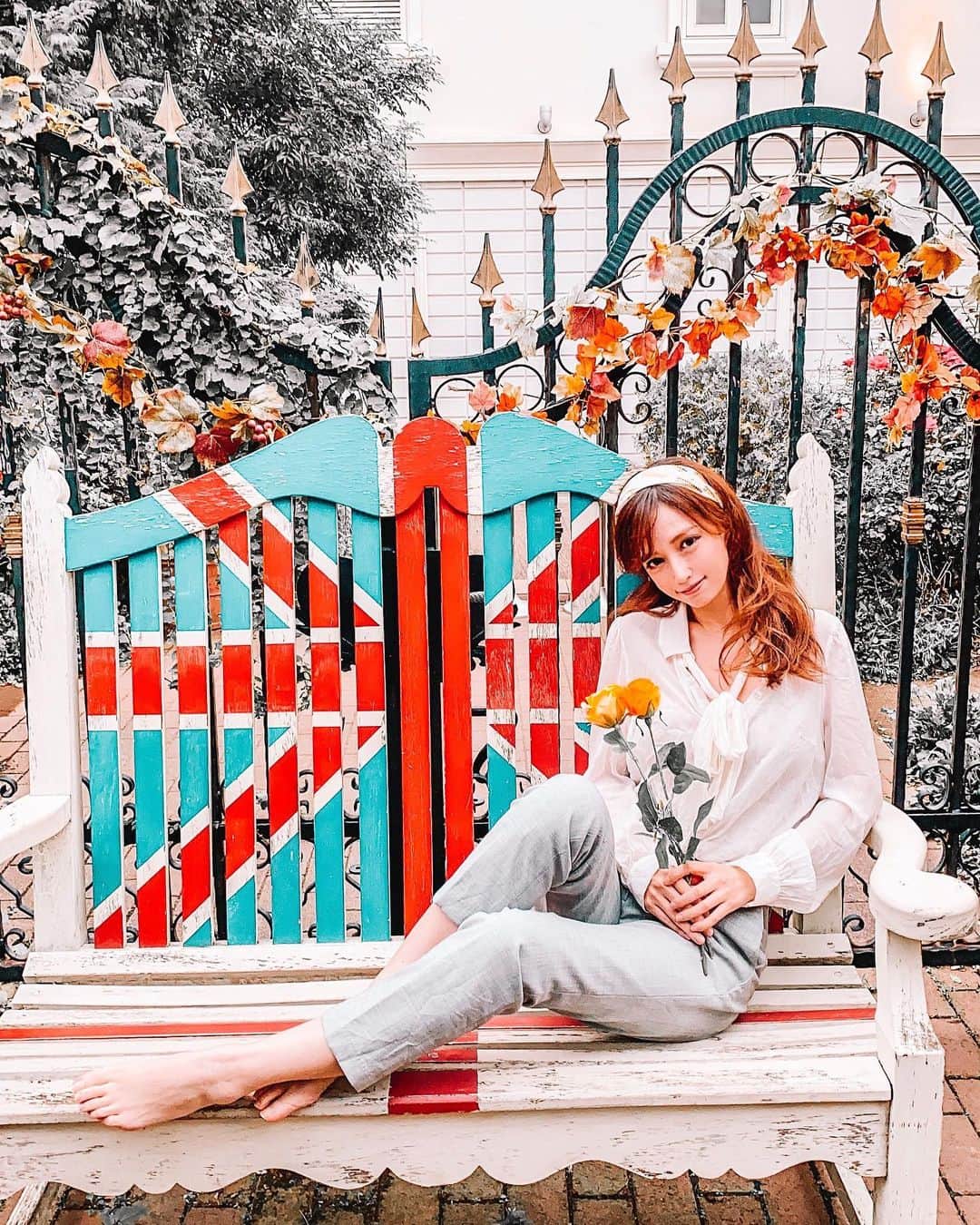のインスタグラム：「found a cute bench😊🧡. . 横浜「イングリッシュ」ガーデンだから このベンチ？😆 . 良き日曜日をお過ごし下さい〜✨ .  #庭 #写真部 #写真 #ガーデン #日常 #美しい #rose  #インスタグラマー #instagramjapan #ファインダー越しの私の世界 #ファインダー越しの世界  #flowers  #wonderful_places #花 #花のある暮らし #ig_japan #photo_japan #photo_jpn  #igersjp #beautifulmatters #moodygrams  #travelandleisure #インスタ映え #花のある生活 #横浜 #横浜イングリッシュガーデン #ローズ #british #薔薇 #🇬🇧」