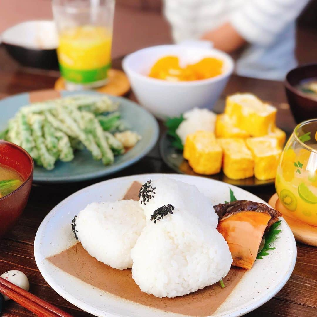 ゆうきさんのインスタグラム写真 - (ゆうきInstagram)「日曜日の朝ごはん。 朝から天ぷら揚げました🙄 おろし生姜たっぷりつけて食べる インゲン天ぷらが大好きです。 ・ ・ #onigiriaction #おうちごはん#朝ごはん」11月17日 11時27分 - yuukitohikari