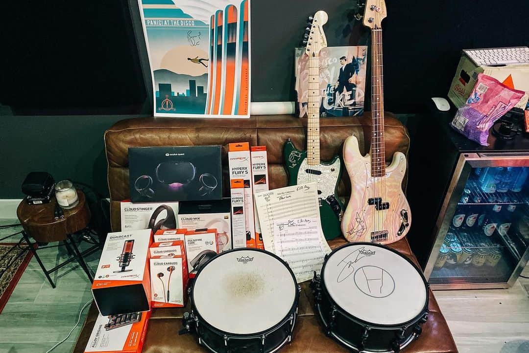 Panic! At The Discoさんのインスタグラム写真 - (Panic! At The DiscoInstagram)「Whatta day! Raised $134k for @highesthopesfoundation in just 24 hours. Couldn’t have done it without the help of some amazing friends & all of you beautiful souls ❤️ (📸- @jakechams)」11月17日 11時28分 - panicatthedisco