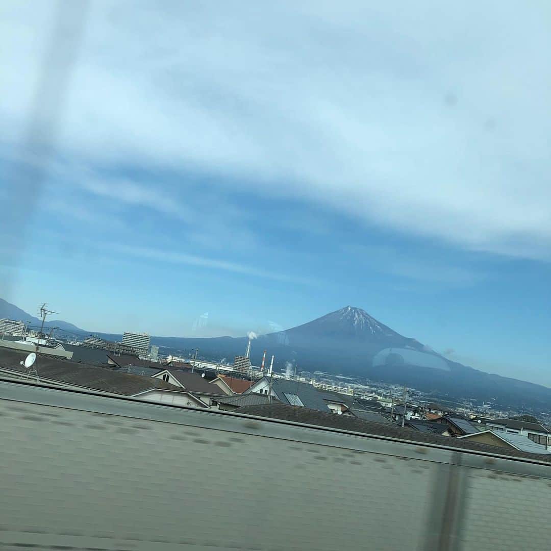 吉見佑子さんのインスタグラム写真 - (吉見佑子Instagram)「富士山、いつも黙って堂々と。登ることはない、遠く遠く。」11月17日 11時29分 - yuko_yoshimi