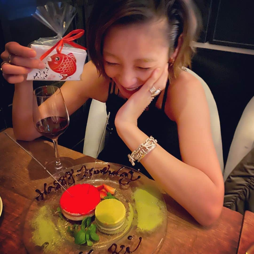 西山茉希さんのインスタグラム写真 - (西山茉希Instagram)「お誕生日の自由券を使って、 幸せ空間にお邪魔する夜。  #happy #weddingparty  小悪魔マッキーの月日を共に過ごしていたスタイリストレーチェル。  レーチェルが幸せな時の笑顔はすぐわかる。 昨日はその笑顔祭でした。  #再会あり #感動あり #記憶が身体にも甦る時間  当時の顔ぶれ祭。 人生に刻まれているメンバーと思い出。  #サプライズ #バースデー #幸あり夫婦が祝ってくれて #嬉しはずかし申し訳なし  ありがとう。 嬉しくて鶴瓶さんスマイルみたいにもなっちゃうよ。  #幸あり #おめでとう #ありがとう  西山食堂で逢いましょう。」11月17日 11時32分 - maki.nshiyama50