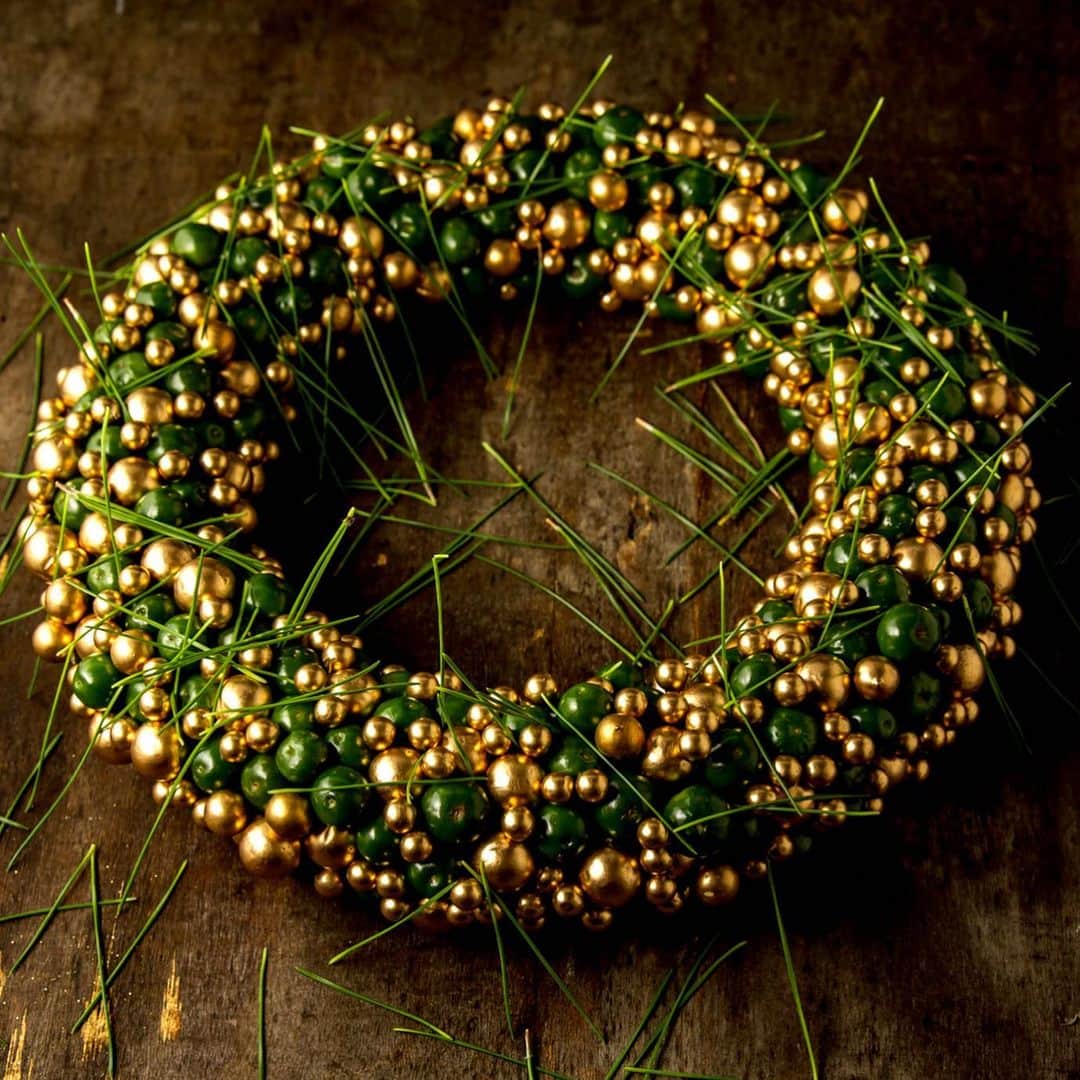 ニコライ・バーグマン・フラワーズ＆デザインさんのインスタグラム写真 - (ニコライ・バーグマン・フラワーズ＆デザインInstagram)「Wreath from capsicum and gold ornaments #nicolaibergmann #holidayseason #wreath #ニコライバーグマン #リース」11月17日 11時42分 - nicolaibergmann