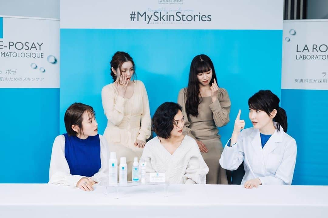 武智志穂さんのインスタグラム写真 - (武智志穂Instagram)「先日放送された「 #MySkinStories 」を視聴してくださったみなさん☺️﻿ 沢山のコメントや質問、そして番組を一緒に盛り上げてくれて、本当にありがとうございました❣️﻿ ﻿ わたし自身、スキンケアの不十分なところや、正しいと思って続けていたけど実は間違っていたお手入れ方法など、目から鱗の連続でとても勉強になりました。﻿ （信じて続けていたことが実はお肌にとって良くないと知った時はショックだったけど、今回気付くことができて本当によかった！）﻿ ﻿ お肌の悩みを専門家の人に相談できる機会ってなかなかないし、ついつい自己流のケアになってしまったり、悩みを1人で抱え込みがちだけど…﻿ あんな風に楽しく意見交換ができて、正しい知識を得られる場を設けてくださった @larocheposayjp さん✨﻿ ありがとうございました👏💕﻿ ﻿ 番組の放送はあと2回あります！﻿ 2回目のゲストは、いつも自然体なその姿が美しい @miyare38 ちゃん。﻿ 3回目のゲストは、双子の美人姉妹 @sunwei1013 @sonkyou1013 さん。﻿ お会いしたことがないのですが密かにインスタもフォローしていて、わたし、ただのファンだったりします。﻿ 一視聴者として、放送楽しみだな〜🥰﻿ 絶対に見る！﻿ 毎週火曜日の19時からですよ〜📱﻿ ﻿ 憧れの美肌への道は、毎日こつこつと、自分への思いやりの積み重ね。﻿ 番組で友利先生も仰っていましたが、決して難しく考えなくていい。﻿ お肌が必要としているのは意外とシンプルなこと。﻿ それを丁寧に続けていればいい。﻿ 引き続きわたしも将来の自分のための美肌貯金、楽しみながら頑張りたいと思います💪🎶﻿ ﻿ メインパーソナリティの @i_am_takahashi ちゃん、 @aratatomori 先生﻿ 同じくゲストとして共演させていただいた @fujiko0207 ちゃん、 @chisato.0o ちゃん﻿ 楽しい時間をありがとうございました💐﻿ ﻿ 第1回目を見逃してしまった方も、ラロッシュポゼ公式アカウントのIGTVでご覧いただけます。﻿ ﻿ ﻿ #MySkinStories#ラロッシュポゼ#pr」11月17日 11時36分 - shiho_takechi