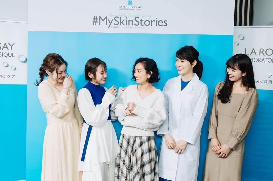 武智志穂さんのインスタグラム写真 - (武智志穂Instagram)「先日放送された「 #MySkinStories 」を視聴してくださったみなさん☺️﻿ 沢山のコメントや質問、そして番組を一緒に盛り上げてくれて、本当にありがとうございました❣️﻿ ﻿ わたし自身、スキンケアの不十分なところや、正しいと思って続けていたけど実は間違っていたお手入れ方法など、目から鱗の連続でとても勉強になりました。﻿ （信じて続けていたことが実はお肌にとって良くないと知った時はショックだったけど、今回気付くことができて本当によかった！）﻿ ﻿ お肌の悩みを専門家の人に相談できる機会ってなかなかないし、ついつい自己流のケアになってしまったり、悩みを1人で抱え込みがちだけど…﻿ あんな風に楽しく意見交換ができて、正しい知識を得られる場を設けてくださった @larocheposayjp さん✨﻿ ありがとうございました👏💕﻿ ﻿ 番組の放送はあと2回あります！﻿ 2回目のゲストは、いつも自然体なその姿が美しい @miyare38 ちゃん。﻿ 3回目のゲストは、双子の美人姉妹 @sunwei1013 @sonkyou1013 さん。﻿ お会いしたことがないのですが密かにインスタもフォローしていて、わたし、ただのファンだったりします。﻿ 一視聴者として、放送楽しみだな〜🥰﻿ 絶対に見る！﻿ 毎週火曜日の19時からですよ〜📱﻿ ﻿ 憧れの美肌への道は、毎日こつこつと、自分への思いやりの積み重ね。﻿ 番組で友利先生も仰っていましたが、決して難しく考えなくていい。﻿ お肌が必要としているのは意外とシンプルなこと。﻿ それを丁寧に続けていればいい。﻿ 引き続きわたしも将来の自分のための美肌貯金、楽しみながら頑張りたいと思います💪🎶﻿ ﻿ メインパーソナリティの @i_am_takahashi ちゃん、 @aratatomori 先生﻿ 同じくゲストとして共演させていただいた @fujiko0207 ちゃん、 @chisato.0o ちゃん﻿ 楽しい時間をありがとうございました💐﻿ ﻿ 第1回目を見逃してしまった方も、ラロッシュポゼ公式アカウントのIGTVでご覧いただけます。﻿ ﻿ ﻿ #MySkinStories#ラロッシュポゼ#pr」11月17日 11時36分 - shiho_takechi