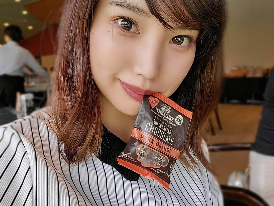 保坂玲奈さんのインスタグラム写真 - (保坂玲奈Instagram)「Ｃ  Ｈ  Ｏ  Ｃ  Ｏ Ｌ  Ａ  Ｔ  Ｅ 🍫 . ちょっと空腹になりそうな時 チョコをちょこっと食べるよ👴 . #トムアンドルーク の フルーツ＆ナッツスナックチョコレートは #グルテンフリー #砂糖不使用 #ヴィーガン という罪悪感ゼロ❤ . デーツの甘みで味も◎です😇 私はDark Orangeがお気に入り🍊 . ビープルにも取り扱いがあるそうで今度見て見よーっと♪ . . . #tomandluke  #おやつタイム #ゴルフ時のおやつ」11月17日 11時41分 - __renao_0707