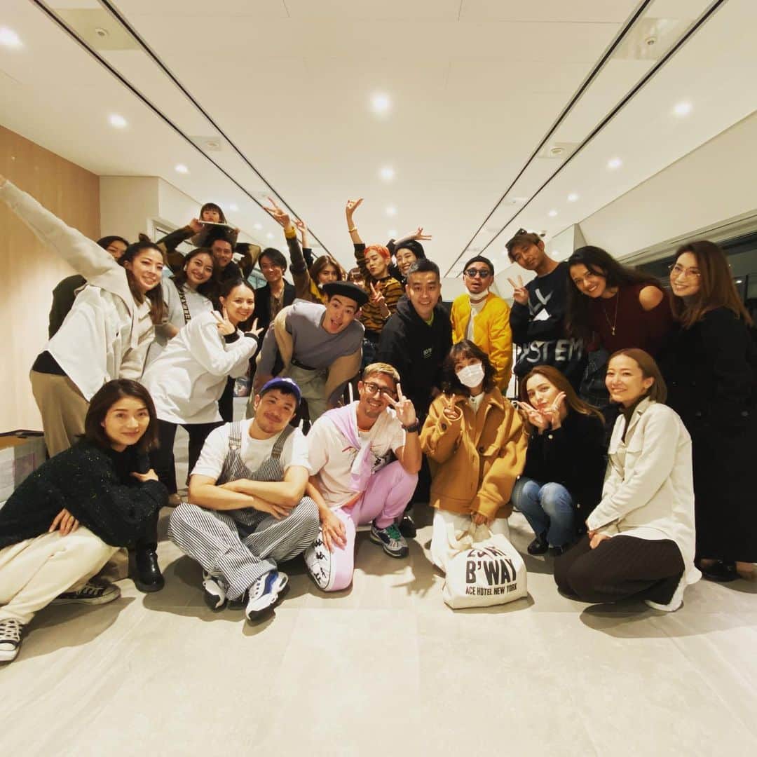 小林 ディスカスさんのインスタグラム写真 - (小林 ディスカスInstagram)「土曜日は、 恒例のフリマに参加させて頂きましたっ 👱🏾‍♂️💙💙💙🙏🏾 本当に大盛況で嬉しかった系👱🏾‍♂️💙💙💙😭 お越し頂いた皆様、 スタッフ各位さま、 本当にありがとうございましたっ👱🏾‍♂️💙💙💙🙏🏾 #tokyo #japan #fleamarket #love #friends」11月17日 22時37分 - discus_kobayashi