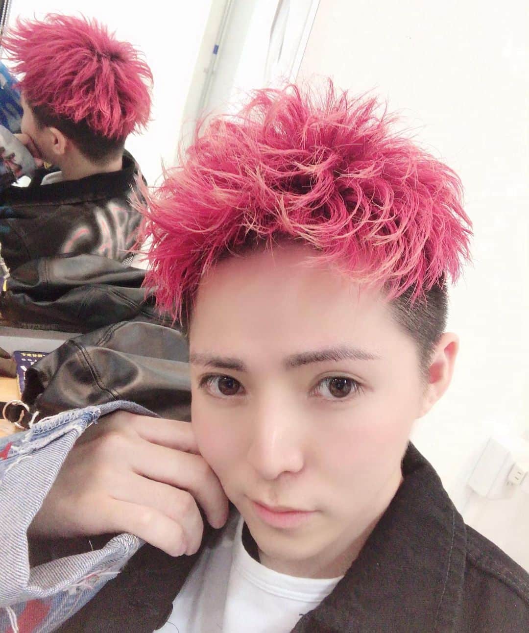 もるさんさんのインスタグラム写真 もるさんinstagram かき上げだけじゃなくて モヒカンもできる 赤髪 モヒカン 刈り上げ もるさん Youtuber Oceantokyo トップスタイリスト サロン 原宿 美容室 美容師 メンズ メンズヘア カット メンズ