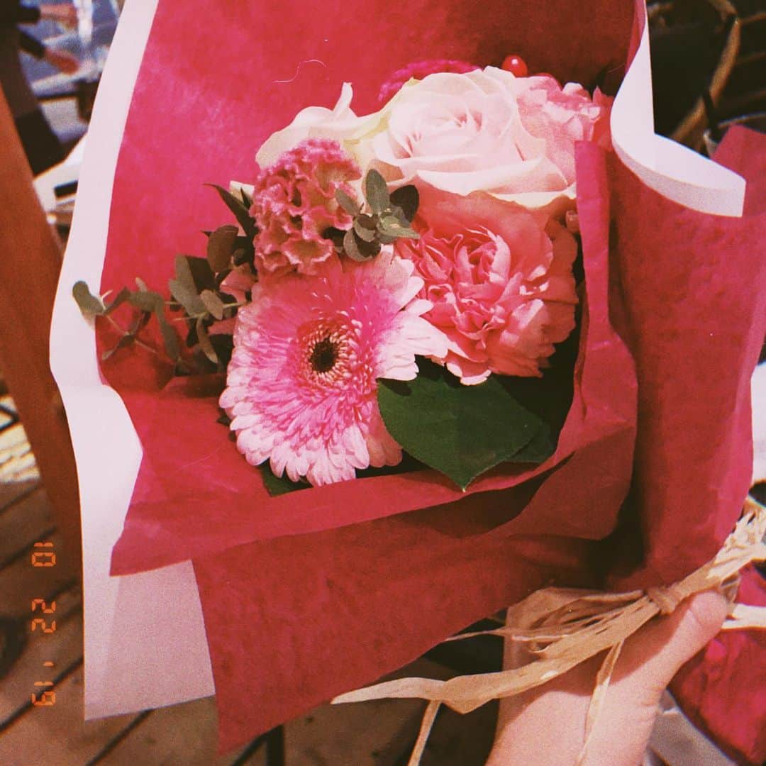 松井まりのインスタグラム：「#love#❤︎ . . お花をプレゼントされると思わず笑顔になっちゃうよね」