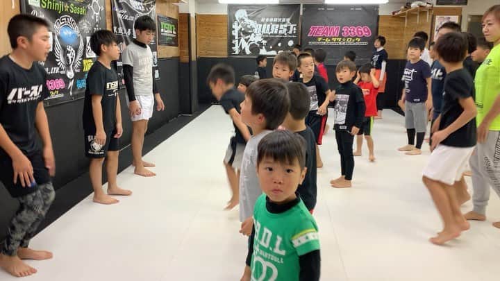のインスタグラム：「AACC女子部 福山合宿 BURSTキッズ元気にやってます😊 朱加・RENA サイン会終わってからの壁レスからスタート👍🏻 AACC female fighter’s MMA camp in Fukuyama.  #aacc #aaccmma #aacc大森 #grappling #catchwrestling #nogi #無料体験できます #aacc楽しいですよー #生徒募集中 #仲間募集中  #aacc女子部 #レスリング #キャッチレスリング #総合格闘技 #女子格闘技 #femalefighter #jiujitsu #柔術 #格闘技やるならAACC #女子MMAならAACC #ココロとカラダを強くする #仲間 #team #何事も基本が大事 #hardworkpayoff #フジメグ合宿 #壁レスリング」