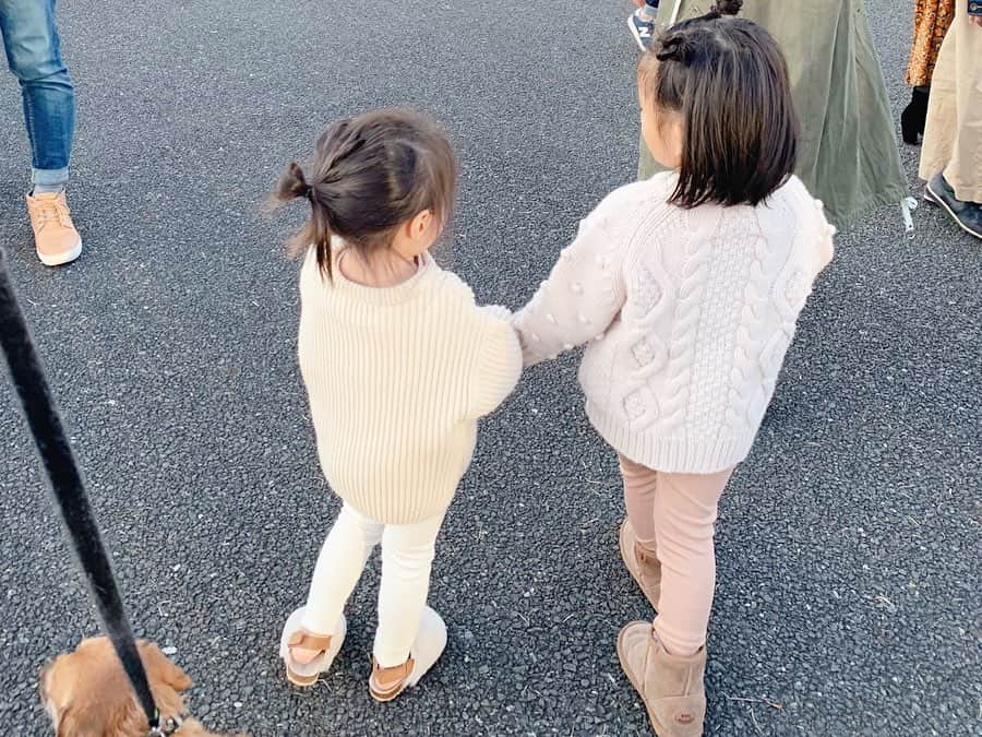 原田沙奈子さんのインスタグラム写真 - (原田沙奈子Instagram)「大好きなRIE親子とドライブしながら東京蚤の市へ。 が、しかし。 着いたのが閉園間近で…夕方の公園を楽しむ事に専念。笑 チビ2人も仲良く手を繋いじゃって、りく🐕も可愛くて、キュンしかない♡ みんなと見た夕陽キレイだったなー 日が暮れる前に近くのアウトドアビレッジに移動してお茶の休憩をはさむも元気すぎる子供たちに戦々恐々とする我ら。 夕食はおうどん食べよう！と車に乗ったら口数が極端に減り、2人とも撃沈。←あるある 寝てる娘を抱っこしながら美味しいおうどんが空腹に沁みた。 あー、ほんと、しみじみ楽しかったなーと振り返ってる。 すんごく充実した1日。 こうして私のそばにRIEがいてくれて本当よかった。 いつもありがとう♡」11月17日 21時04分 - sanakoharada