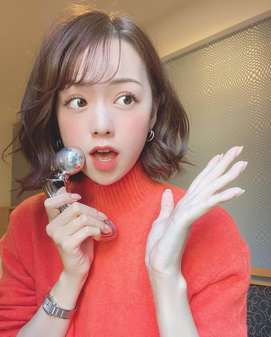 黒田真友香さんのインスタグラム写真 - (黒田真友香Instagram)「かなり前から有名で気になってた、ReFaをやっとやっとやっと！！ 実際に使ってみました🥺❤️ 似た様な商品が沢山あるし、実際のところどんなんなんだろう？と思ってたけど  使ってびっくり。吸着力がすごいんです😭✨ そしてローラーも上下に柔軟に動くので、すごく当ててるところのラインに沿う。  フェイスラインから、耳の下まで動かして 首までローリングするのがわたしのお決まりコース！  早起きすると必ず顔がどんよりしているから、 朝はこれでケアをすることが多い☺️夜はふくらはぎや太ももも  コロコロすればこれ1本でケアが可能でReFaは美顔器っていうより全身に使えるローラーです！  個人的に、 頭やこめかみ、おでことか 眉のラインゴリゴリするのも気持ちいい😂笑  #PR #史上最強の吸いつき #refa　#motion」11月17日 21時18分 - kurodamayukaxx