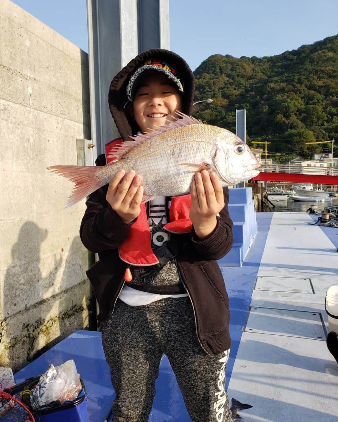 古閑美保さんのインスタグラム写真 - (古閑美保Instagram)「じぃちゃんと海釣り。波と向き合い魚と呼吸を合わせ、自分と向き合う。 釣りトレーニング #大和#10歳#ボクシング」11月17日 21時19分 - kogamihokogamiho