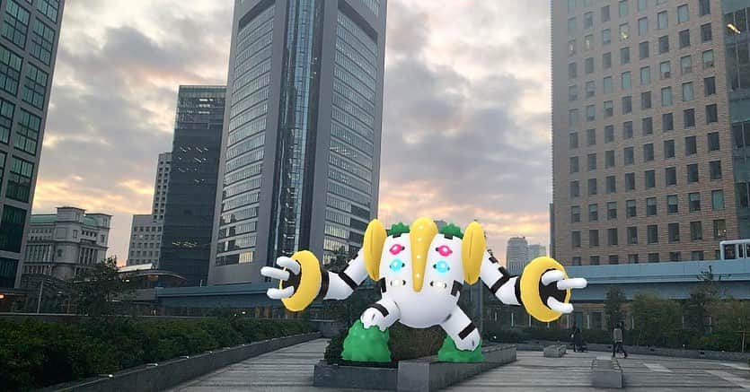 北山由里さんのインスタグラム写真 - (北山由里Instagram)「レジギガスのスペシャルリサーチ。 ・ 撮影していたらいろんなところを歩いていて、気づいたら汐留に。 ・ 大きなビルでの撮影は、東京ならでは。 ・ ふとした時に、都会に出てきたんだなと思い返すのでした。 ・ ・ #PokemonGO #ポケモンGO #pokemon #GOSnapshot #PoGo #PokemonGOARPlus #PokemonPhotography #GOSnaps」11月17日 21時12分 - yuri_kitayama_