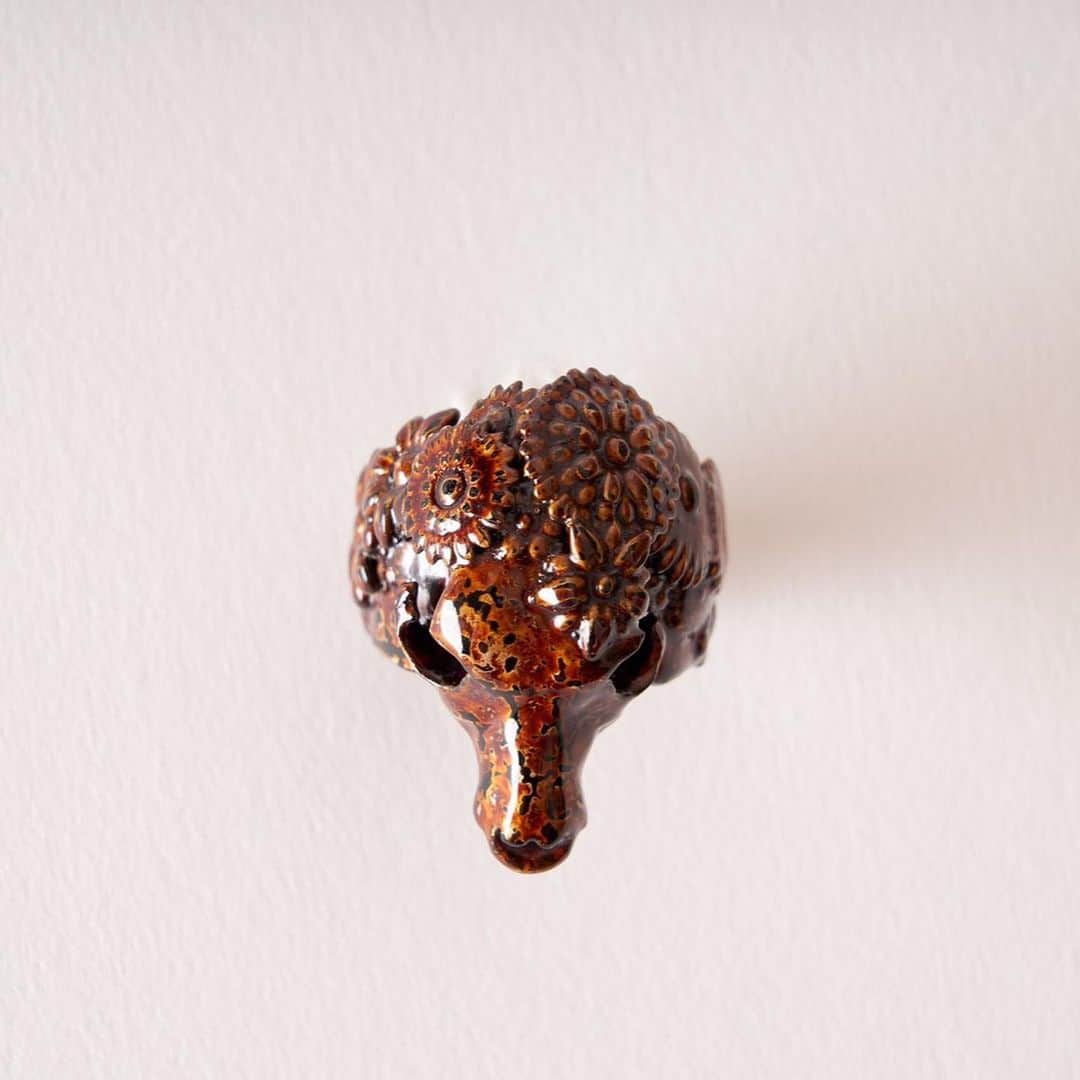 古賀淳也さんのインスタグラム写真 - (古賀淳也Instagram)「宝石のような輝きを生む漆塗りの技法『金虫喰い』  Urushi Art Ring (Mushikui): 最新技術である3Dプリンターを使って出力したスカルと花のリングをベースに、日本古来からの伝統工芸である『会津塗』を施したリング。 最新技術と伝統工芸のコラボレーションによって、大きなリングとは思えないような軽さと、経年変化よって漆が持つ色艶の移り変わりを楽しむことができる。 金虫食い塗りとい伝統技法を用いて制作されています。  @bucephalus2019 @okudayuta @junya.kg #bucephalus #yutaokuda #junyakoga #art #fashion #design #ring #japan #3dprinter #会津塗り #漆器 #urushi #urushiring #keisukeokamura」11月17日 21時12分 - junya.kg