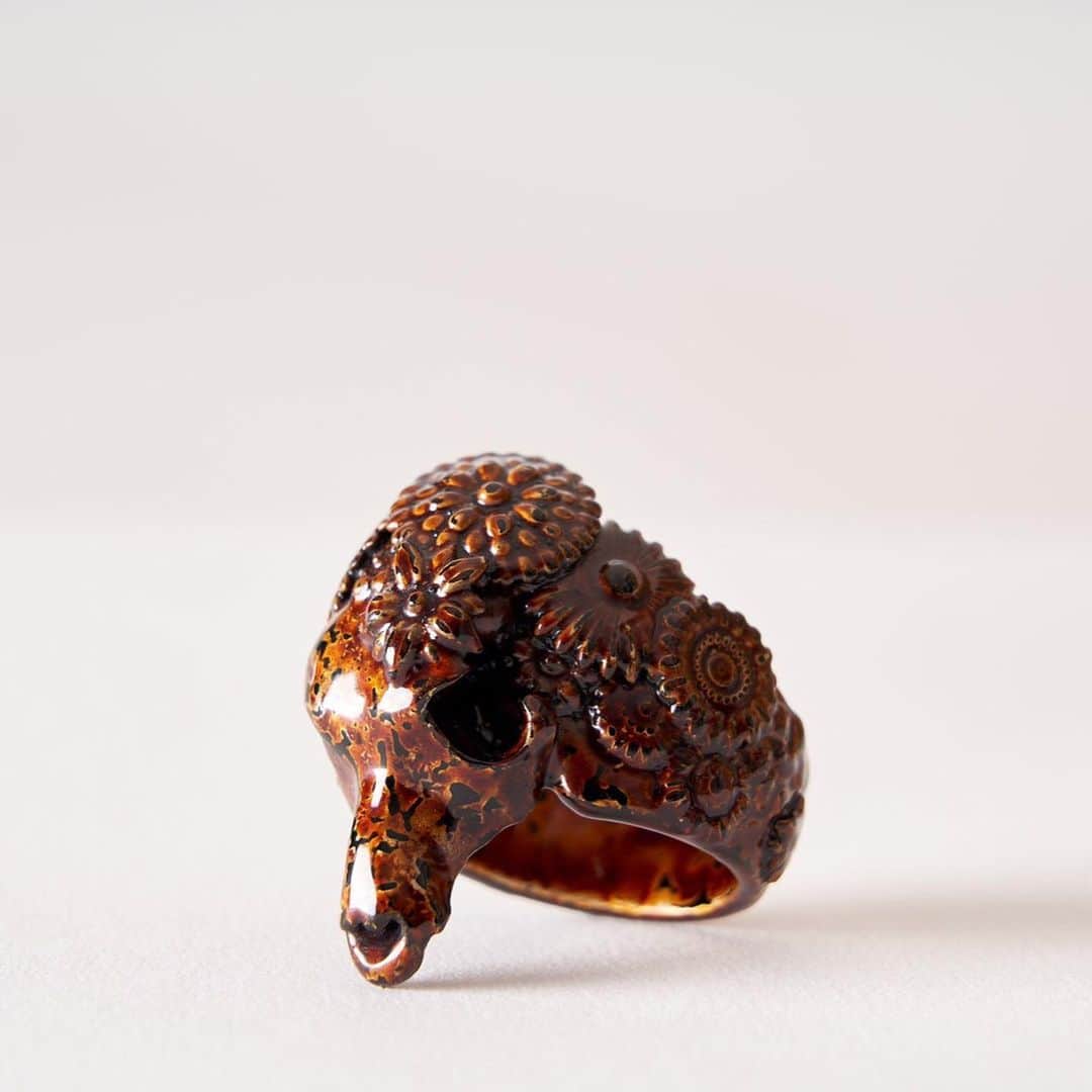 古賀淳也のインスタグラム：「宝石のような輝きを生む漆塗りの技法『金虫喰い』  Urushi Art Ring (Mushikui): 最新技術である3Dプリンターを使って出力したスカルと花のリングをベースに、日本古来からの伝統工芸である『会津塗』を施したリング。 最新技術と伝統工芸のコラボレーションによって、大きなリングとは思えないような軽さと、経年変化よって漆が持つ色艶の移り変わりを楽しむことができる。 金虫食い塗りとい伝統技法を用いて制作されています。  @bucephalus2019 @okudayuta @junya.kg #bucephalus #yutaokuda #junyakoga #art #fashion #design #ring #japan #3dprinter #会津塗り #漆器 #urushi #urushiring #keisukeokamura」