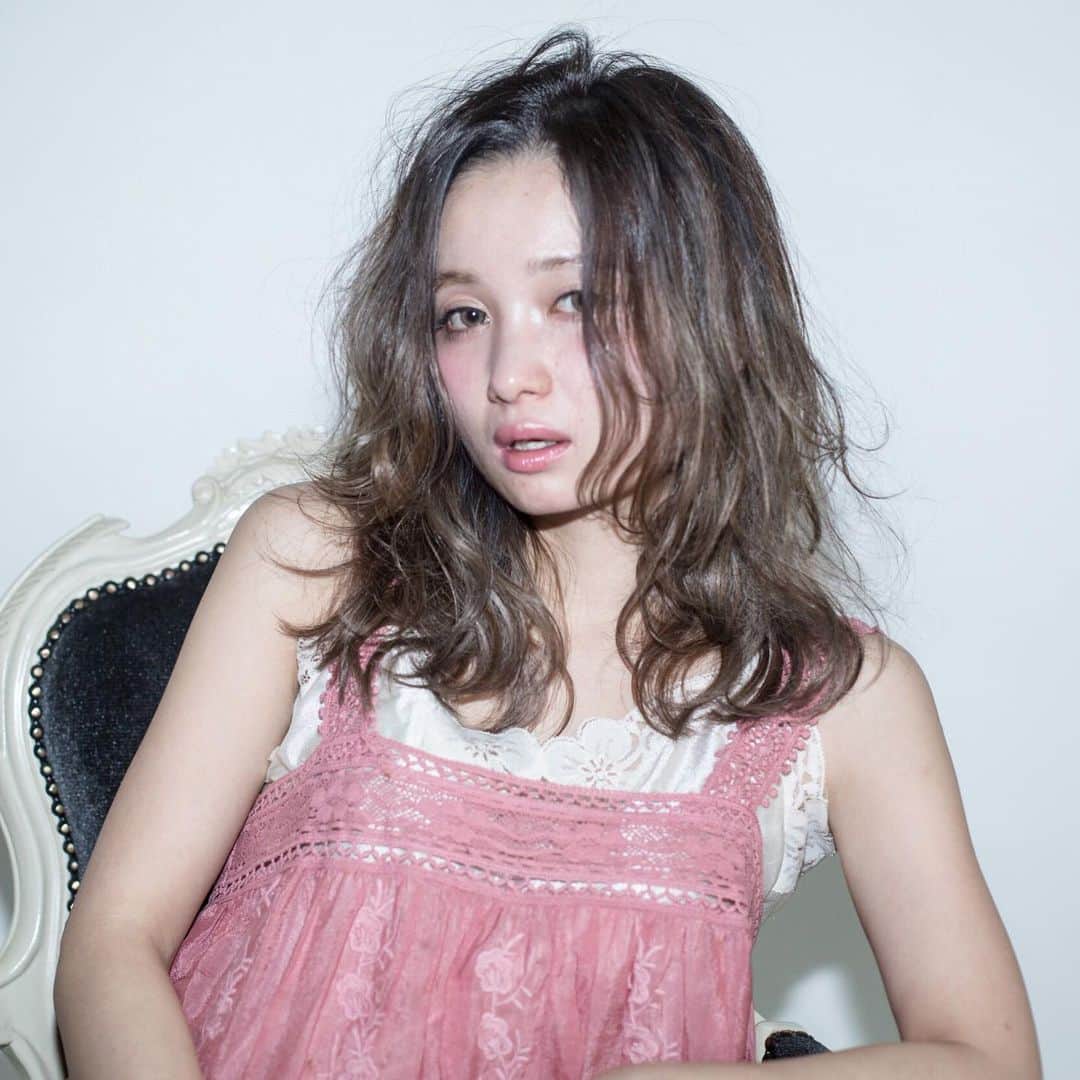 野口和弘のインスタグラム：「やっぱ透明感あるカラーってなんだかんだ可愛いよね☺︎ . #ciecanoguchi #cieca. #mediumhairstyles」